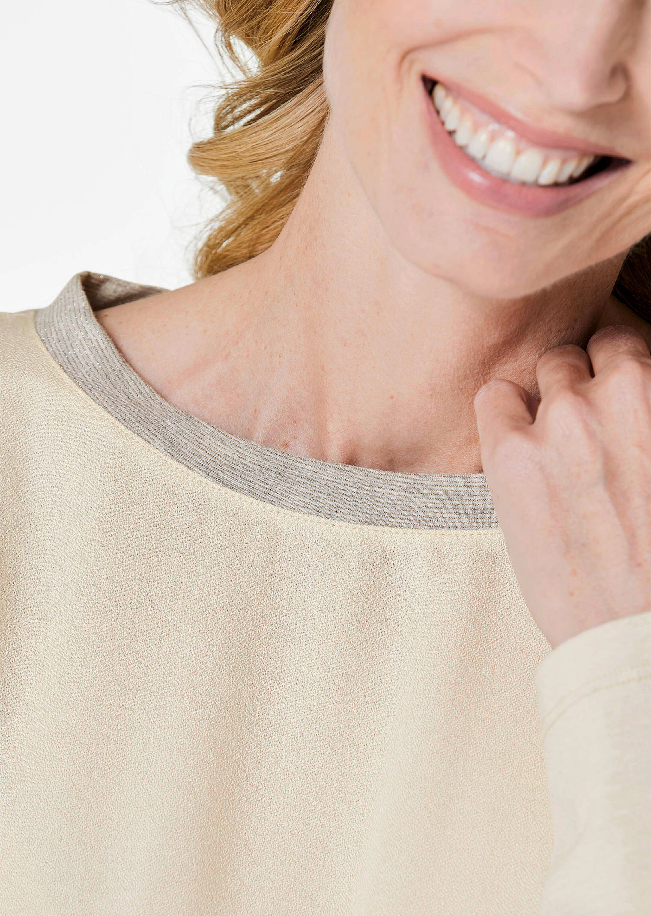 Blusenshirt mit schimmernder Ausschnittblende thumbnail 5