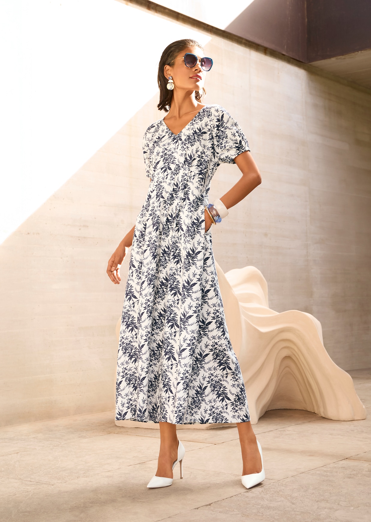 Blumenkleid mit V-Ausschnitt