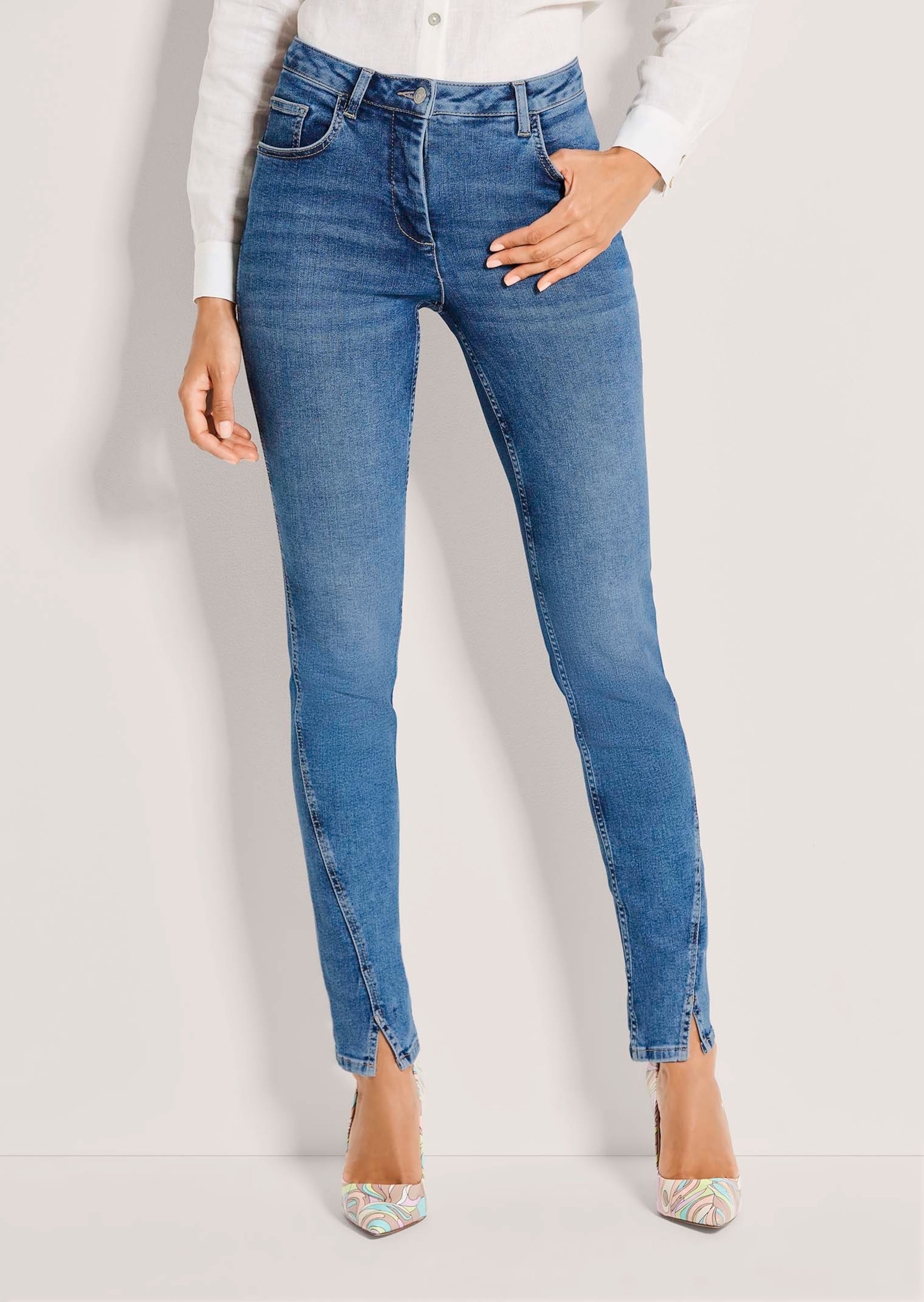 Modische Slim-Jeans mit asymmetrischer Naht