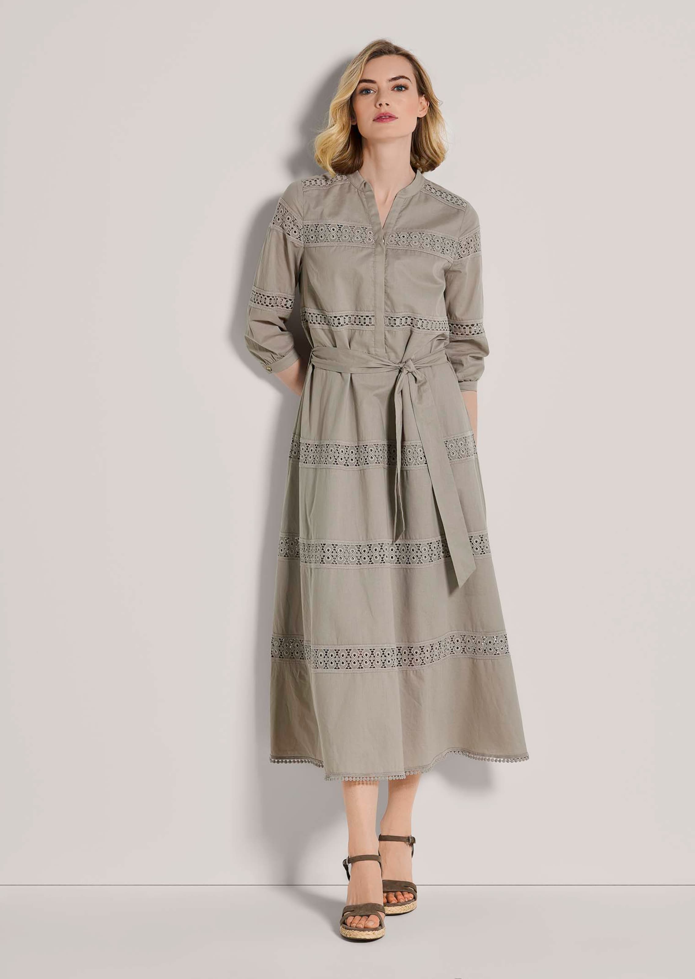 Langes Kleid mit Spitzen-Einsätzen