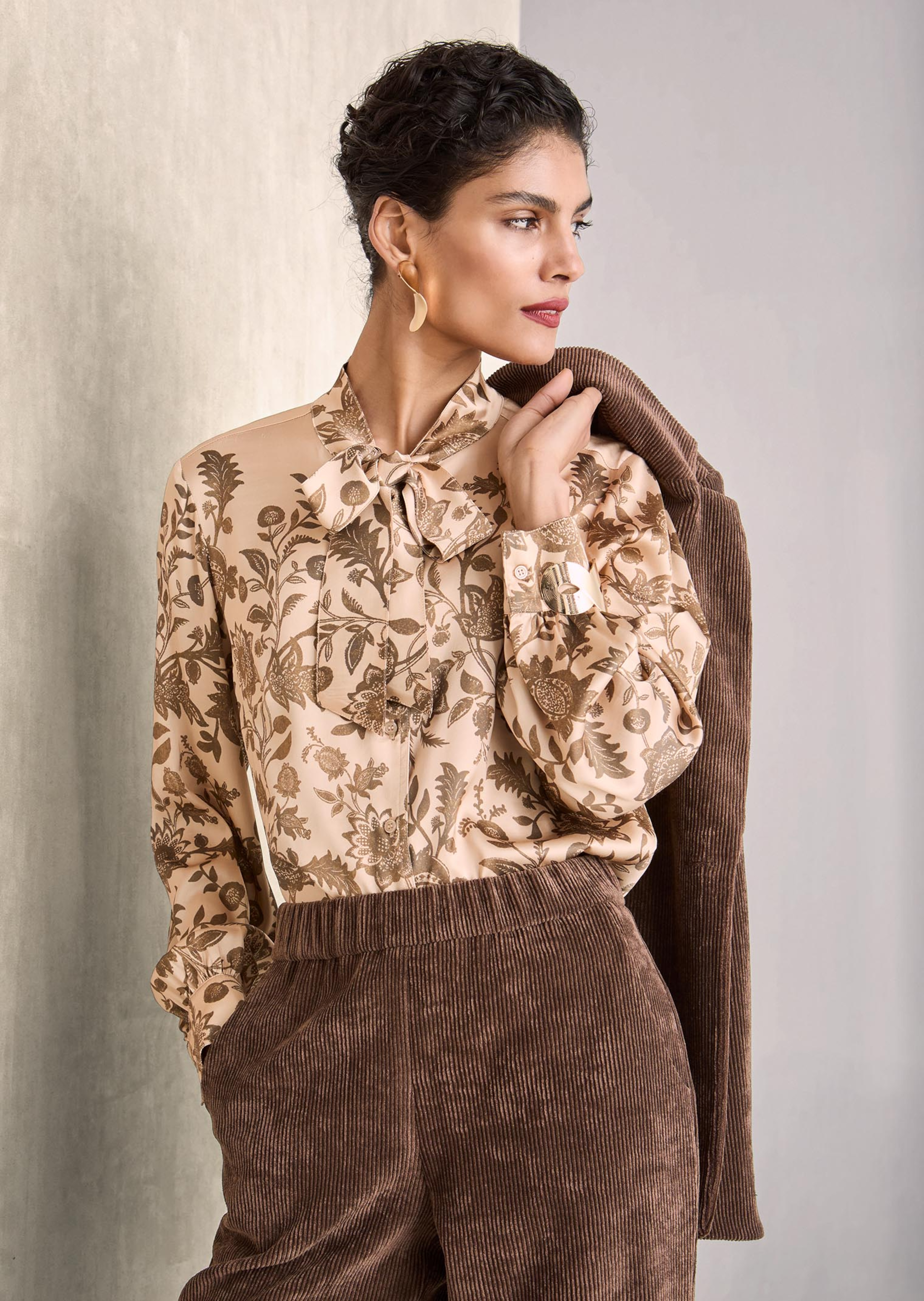 Schluppenbluse mit floralem Print