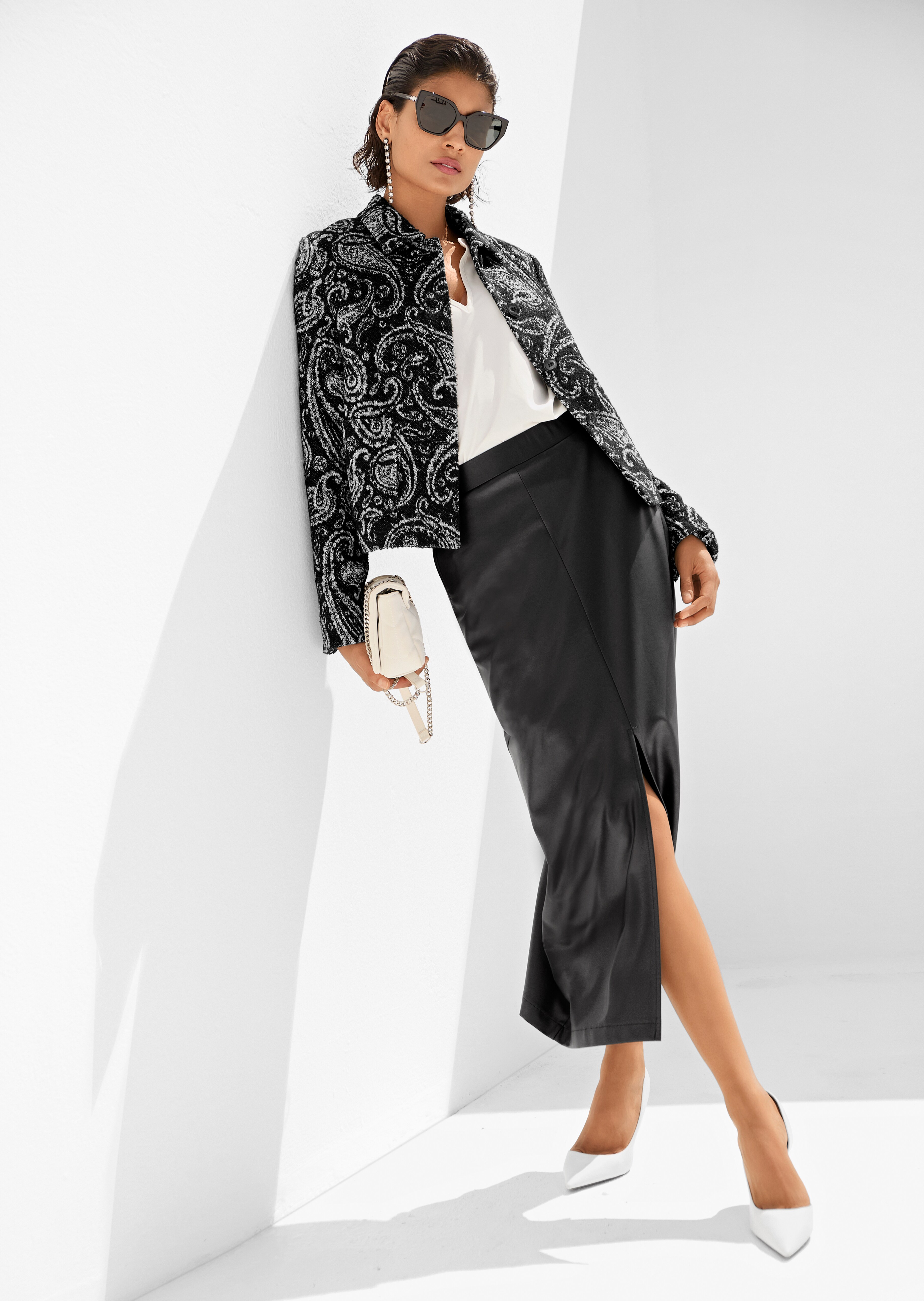 Kurzblazer mit kontraststarkem Paisley-Muster