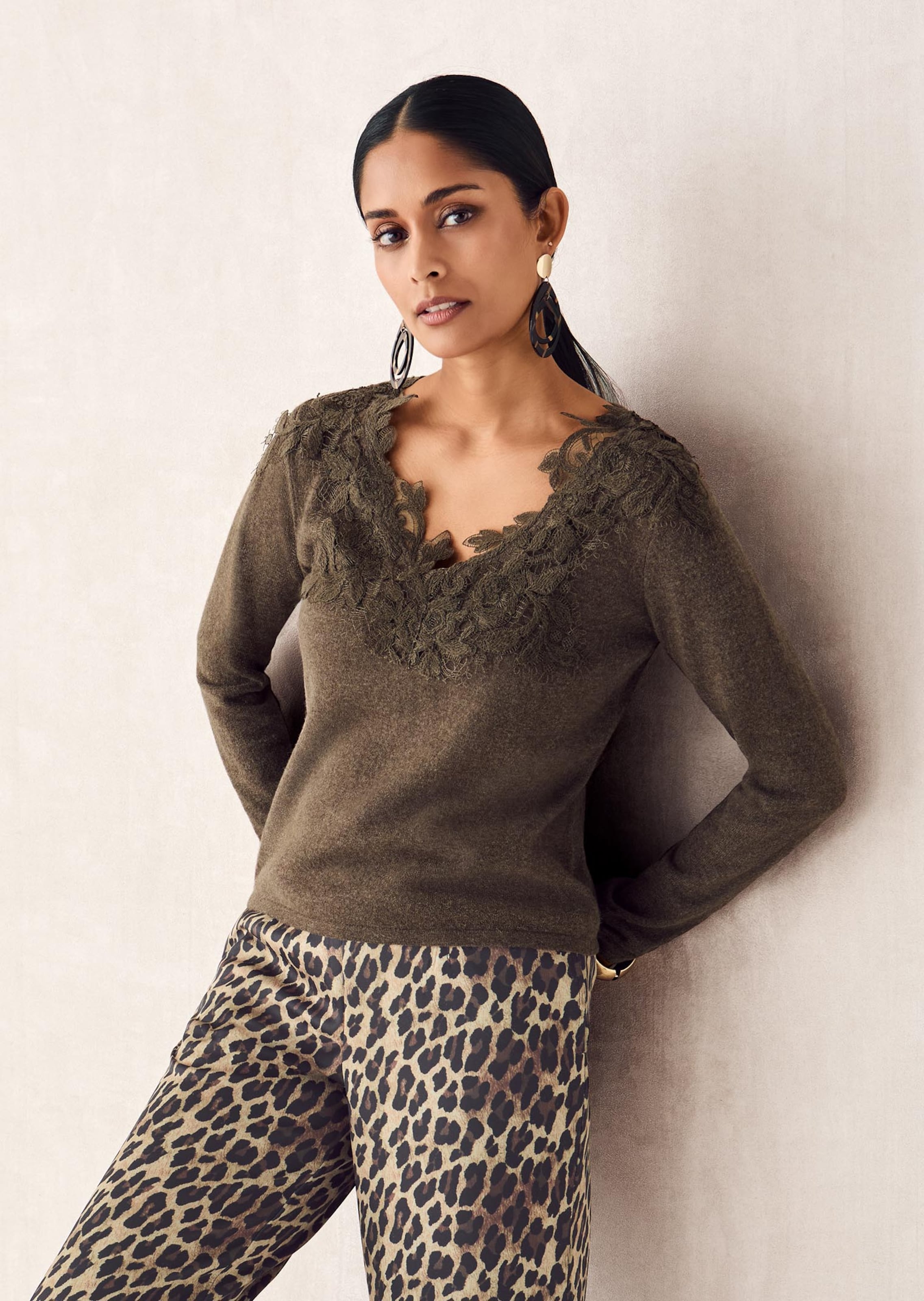 Feinstrickpullover mit Spitzenbesatz