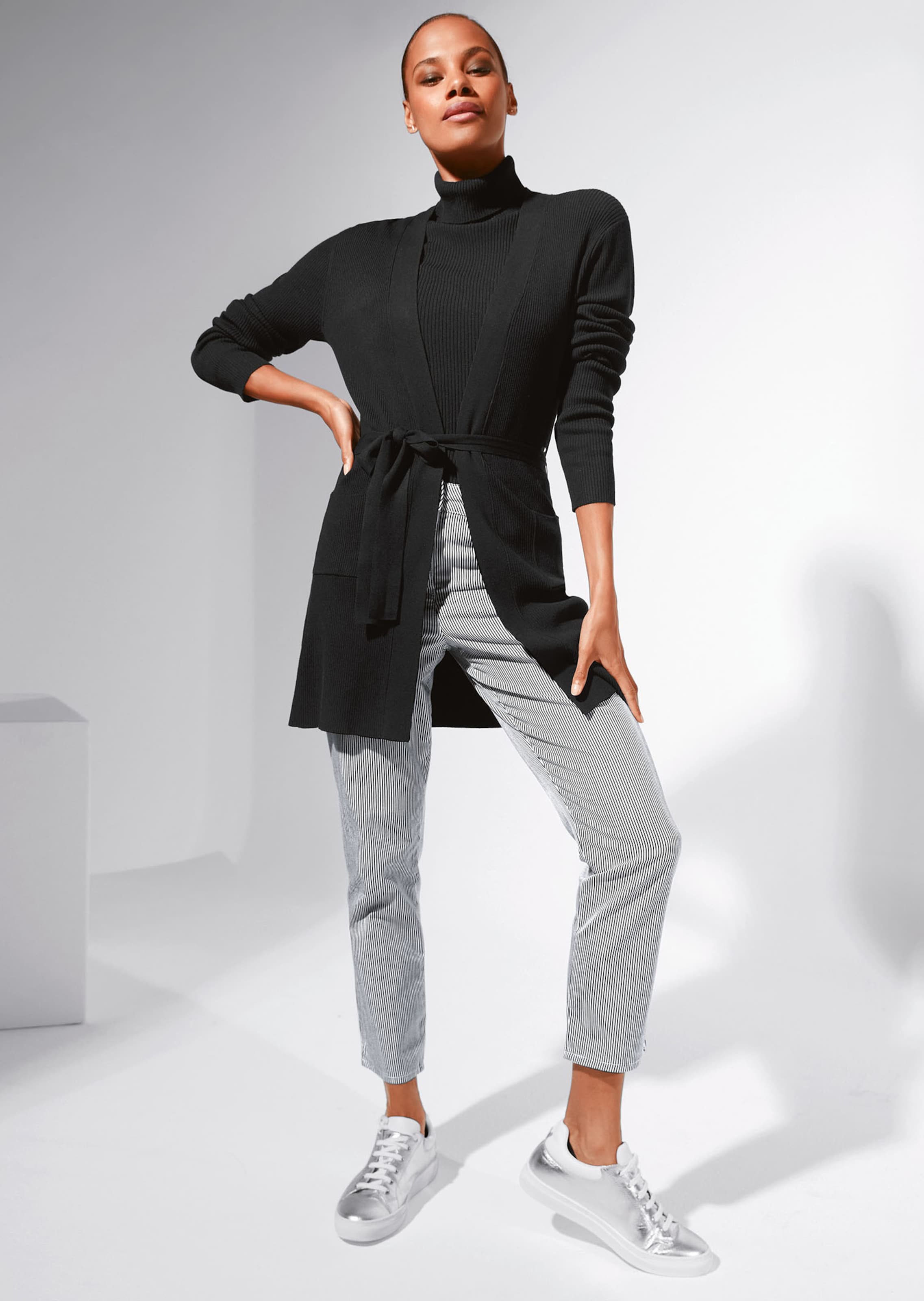 Lange Strickjacke mit Bindeband