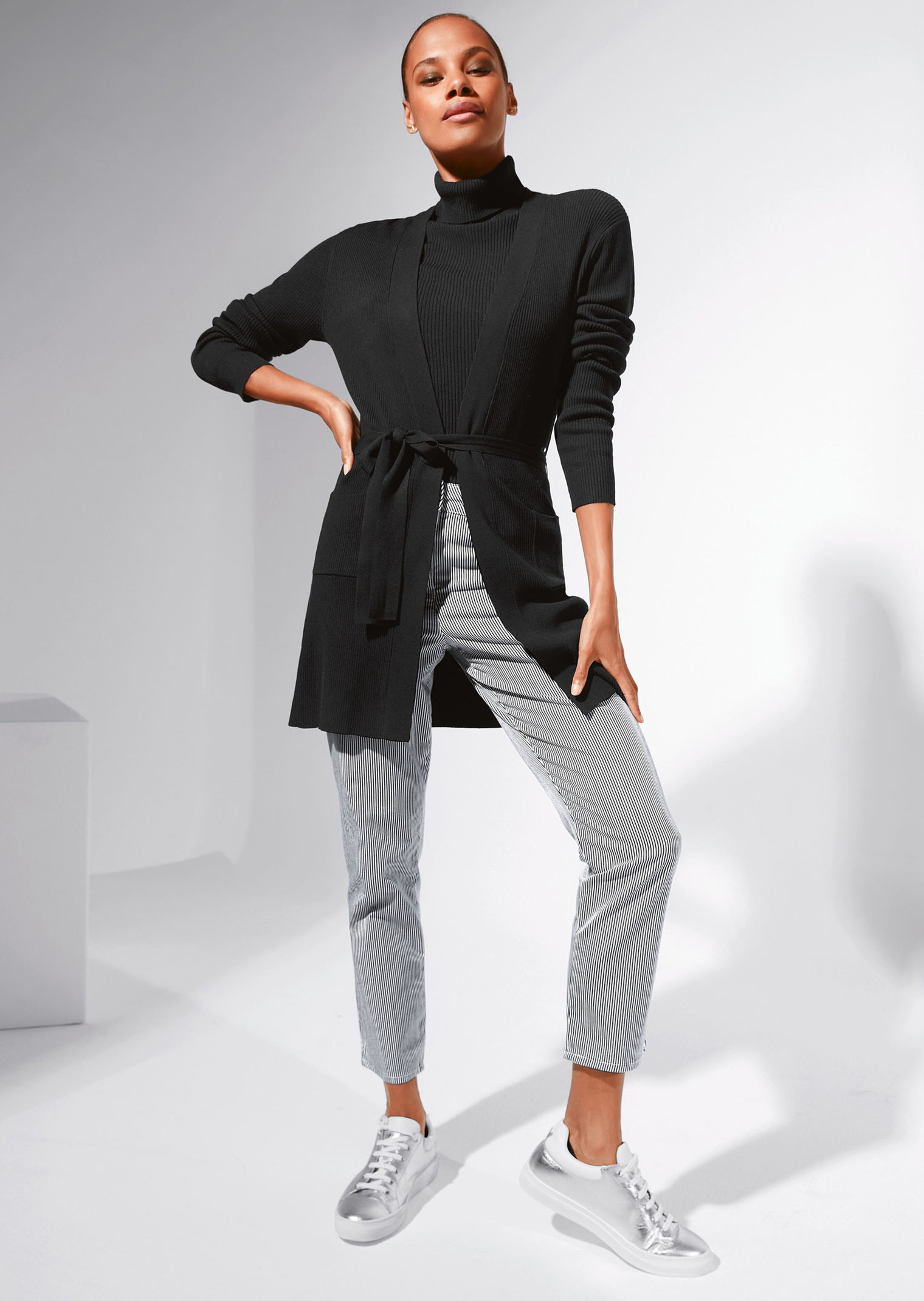 Lange Strickjacke mit Bindeband