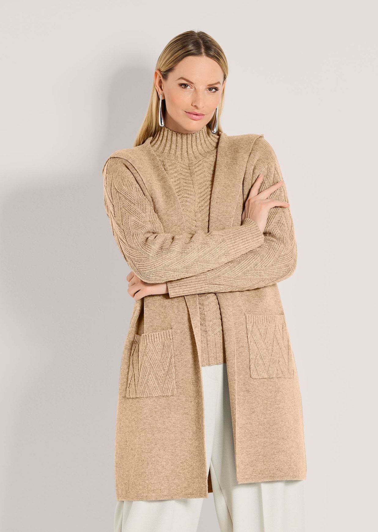 Lange Strickjacke mit Kapuze