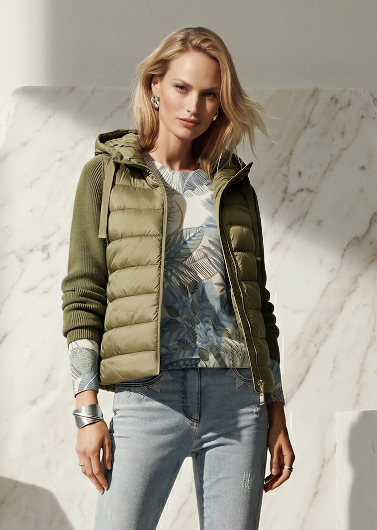 Steppjacke mit Strickärmeln und Kapuze
