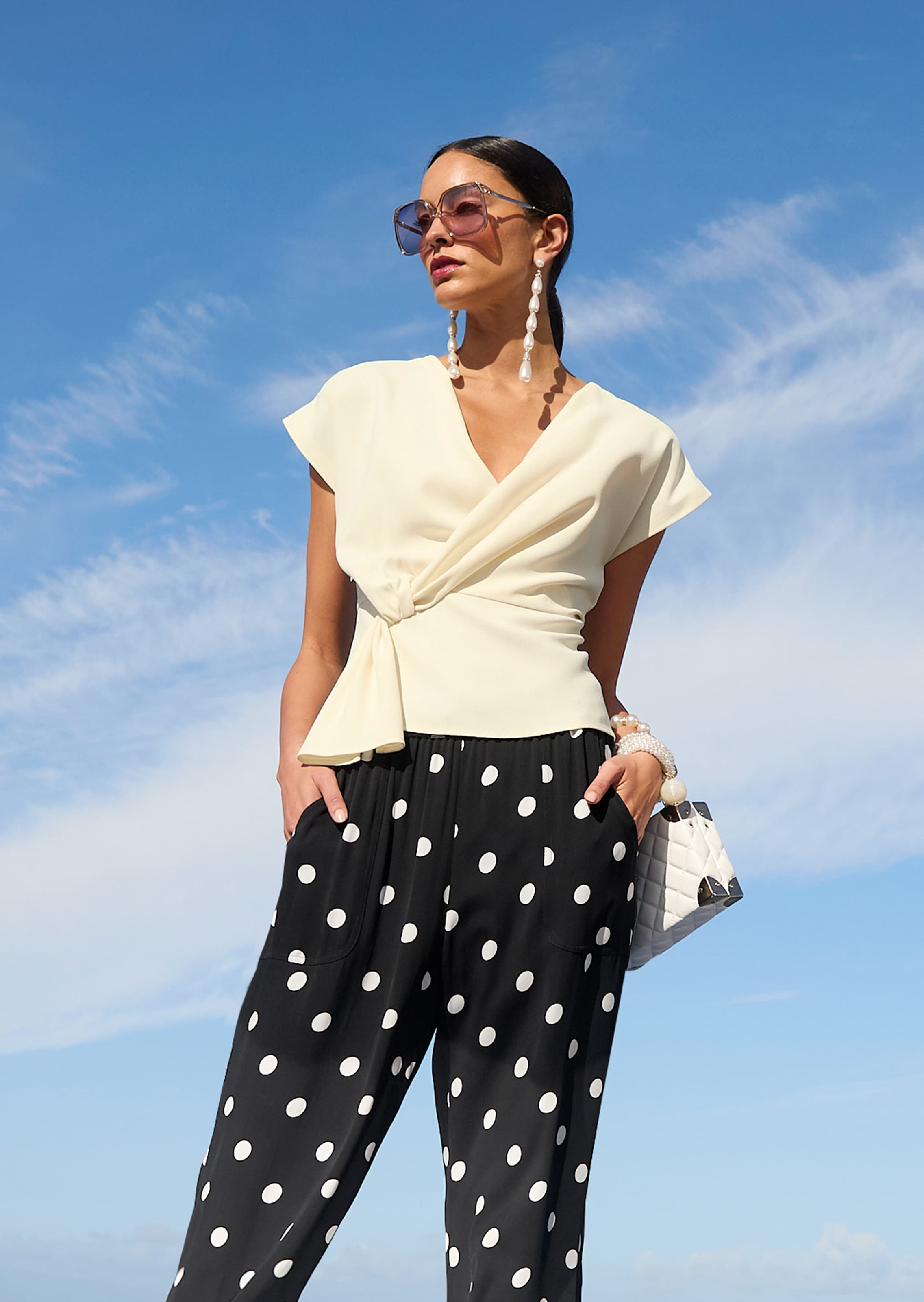 Bluse mit Wickeleffekt und V-Ausschnitt