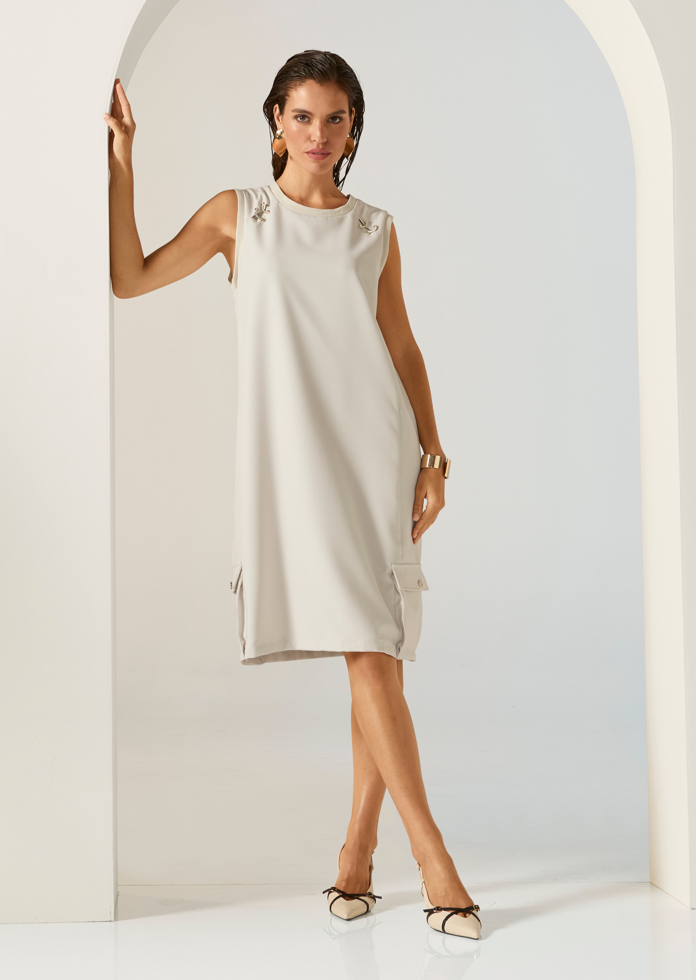 Kleid in H-Linie mit goldfarbenen Spangen