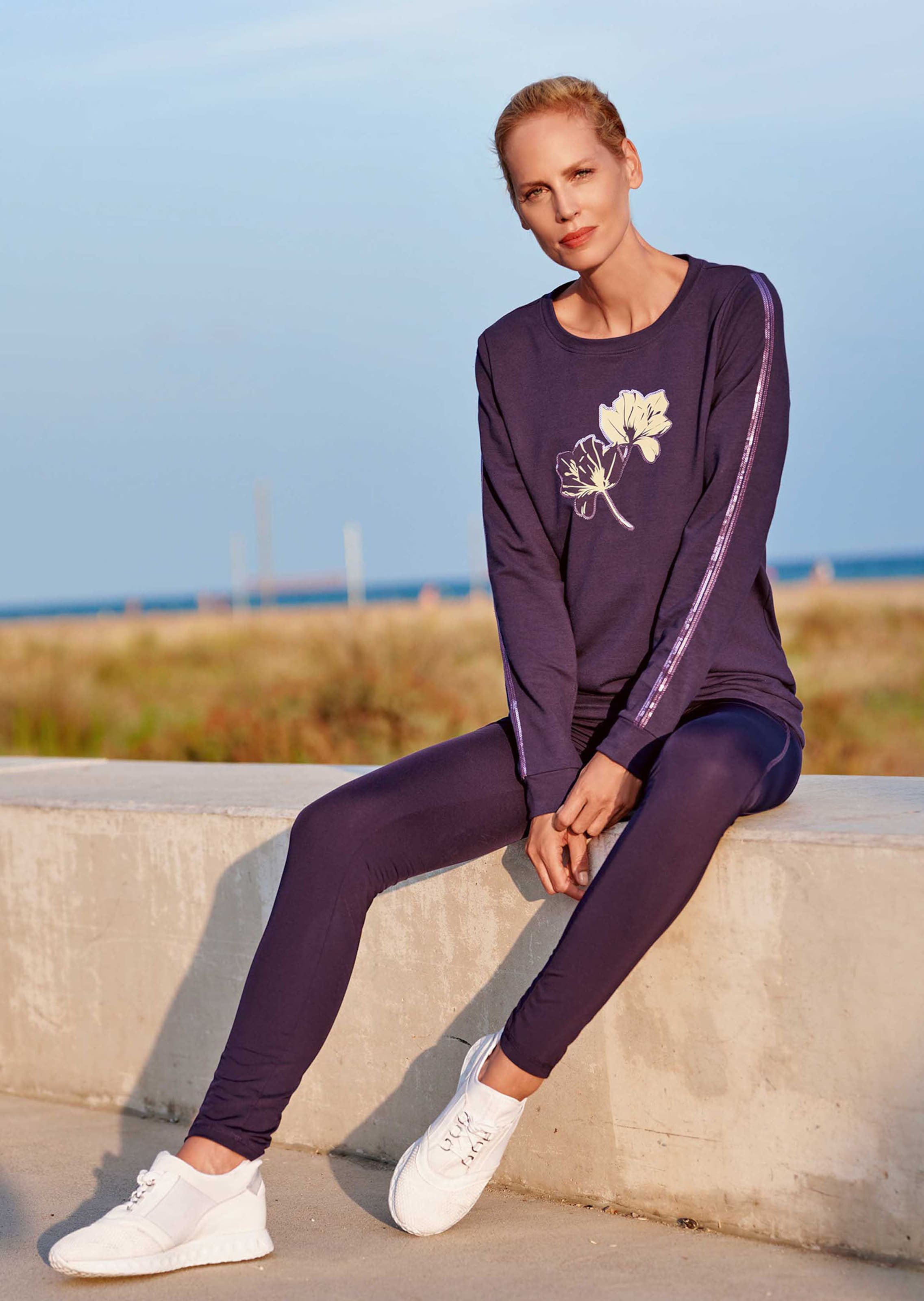 Sweatshirt mit Motivprint und Paillettenverzierung