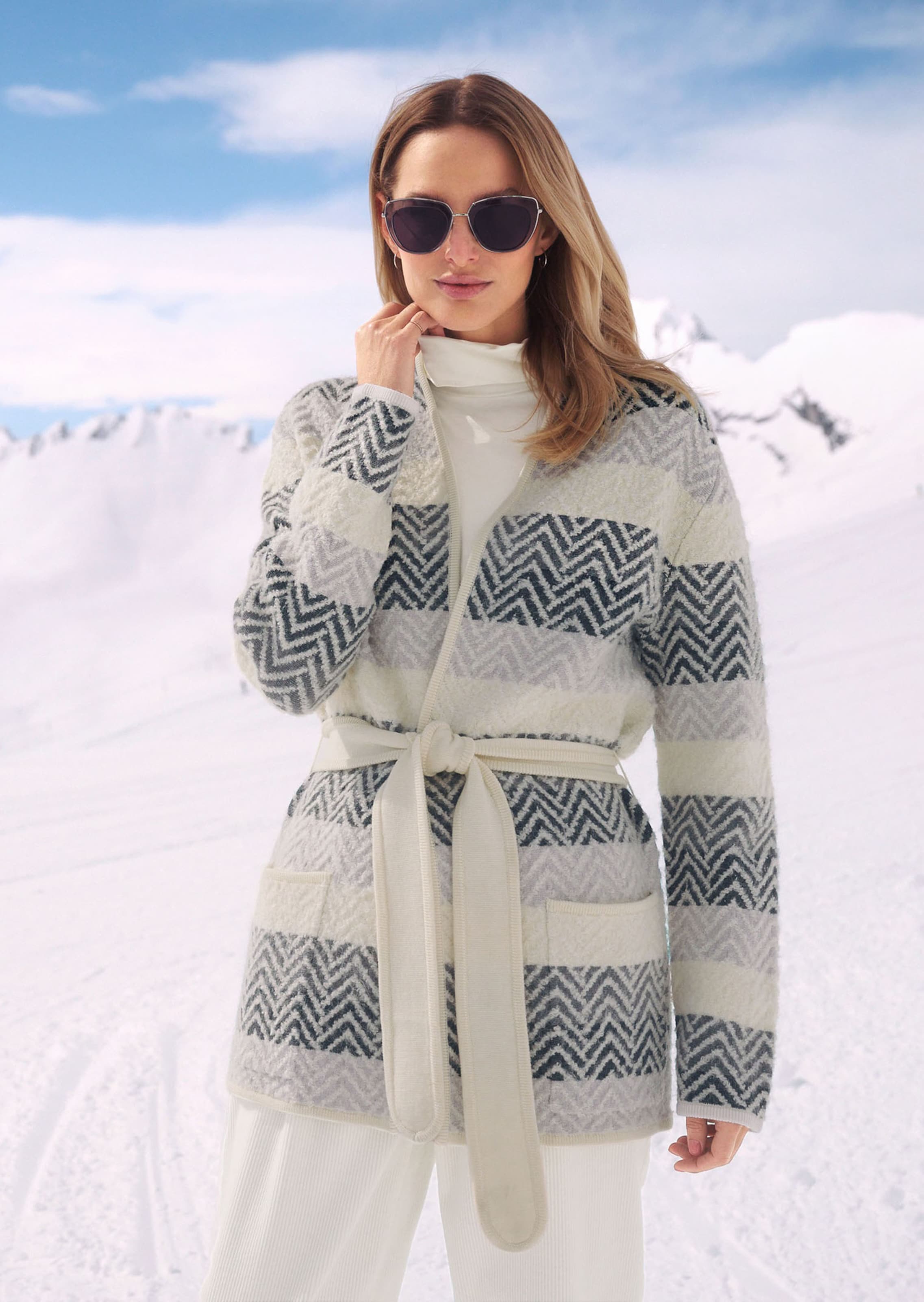 Verschlusslose Strickjacke mit Bindeband