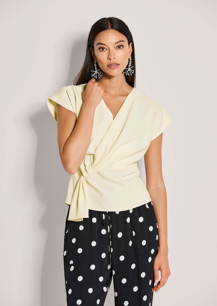 Bluse mit Wickeleffekt und V-Ausschnitt