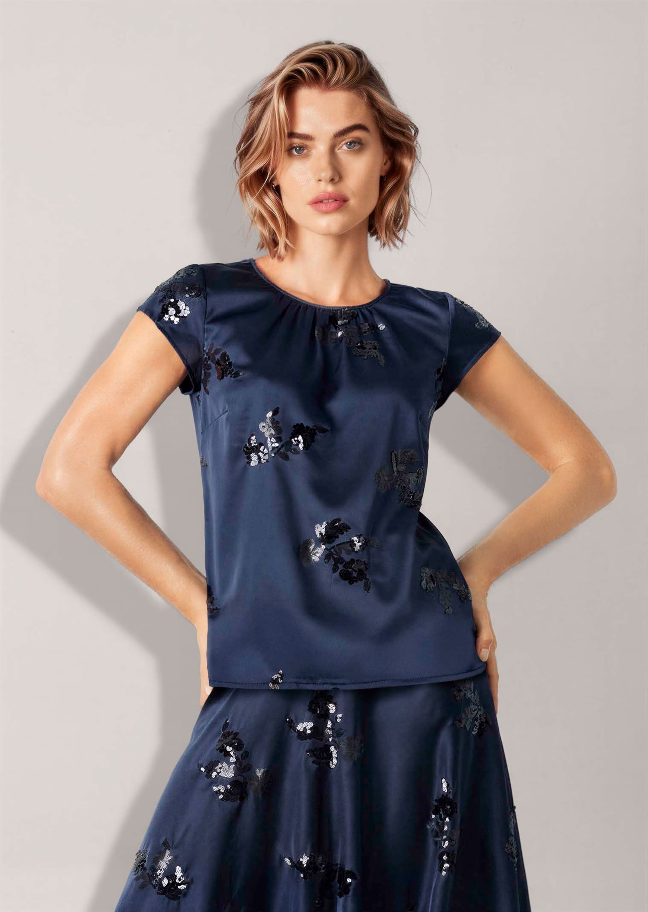 Satinbluse mit Paillettenmotiven