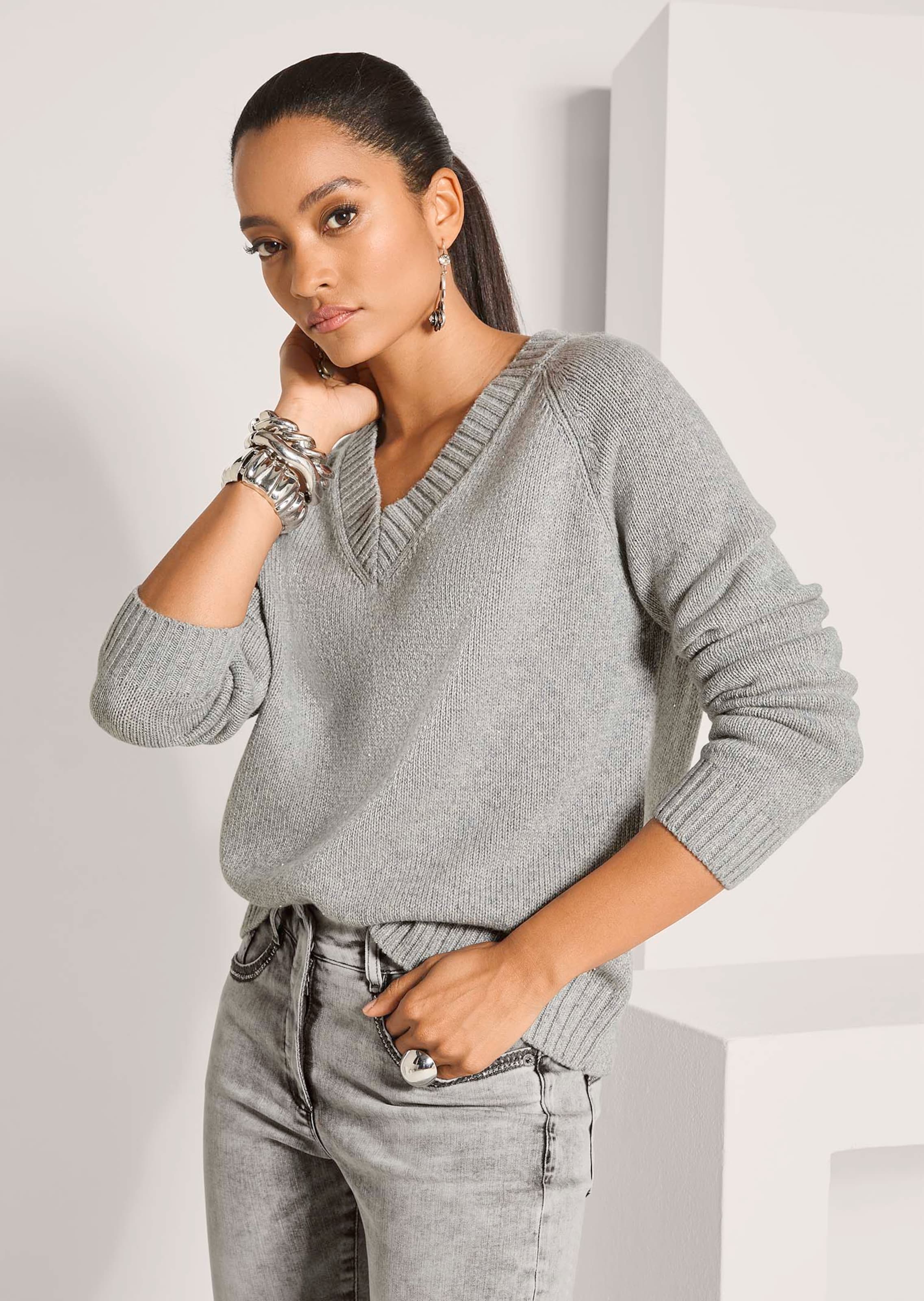 Pull en V avec cachemire et soie thumbnail 5