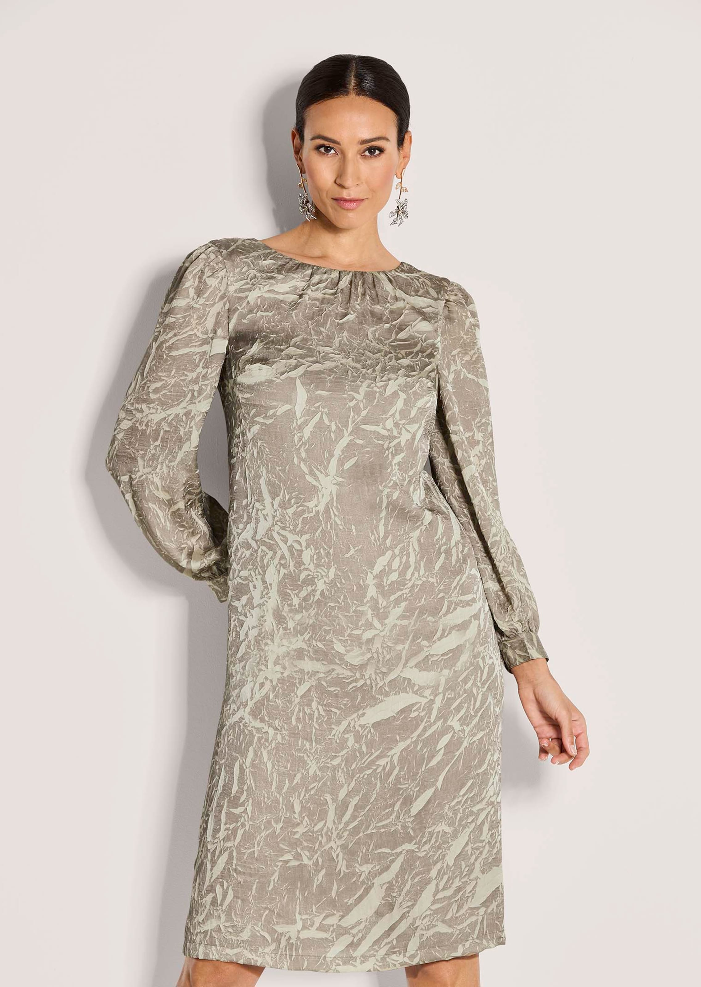 Rundhals-Kleid mit Crash-Struktur