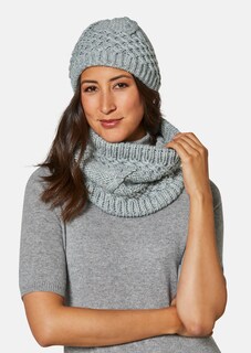Loop scarf with cable pattern thumbnail 3