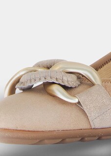 Klassischer Ballerina mit Schmuckkette thumbnail 2
