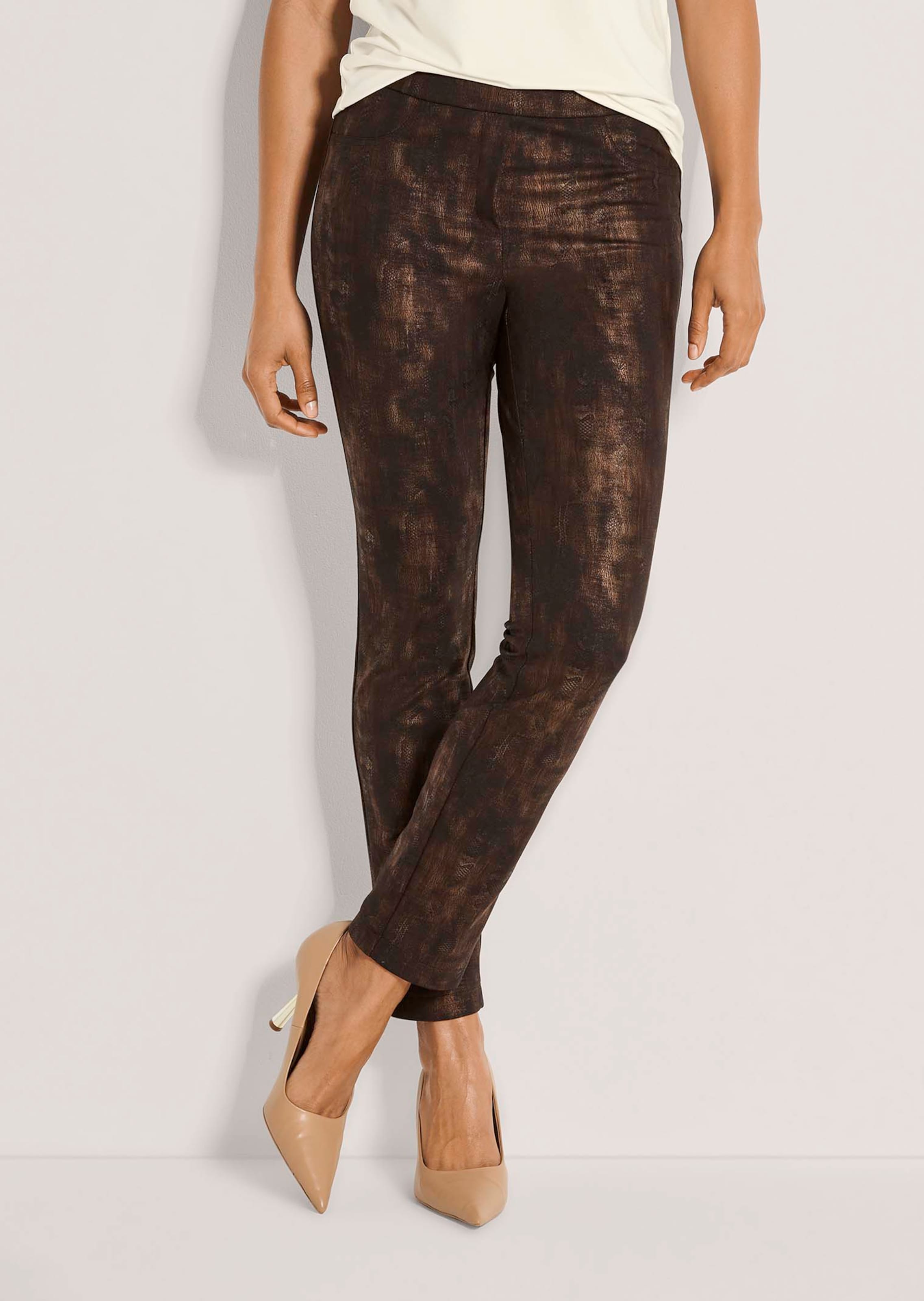 Pantalon ajusté avec un imprimé animalier délicatement brillant