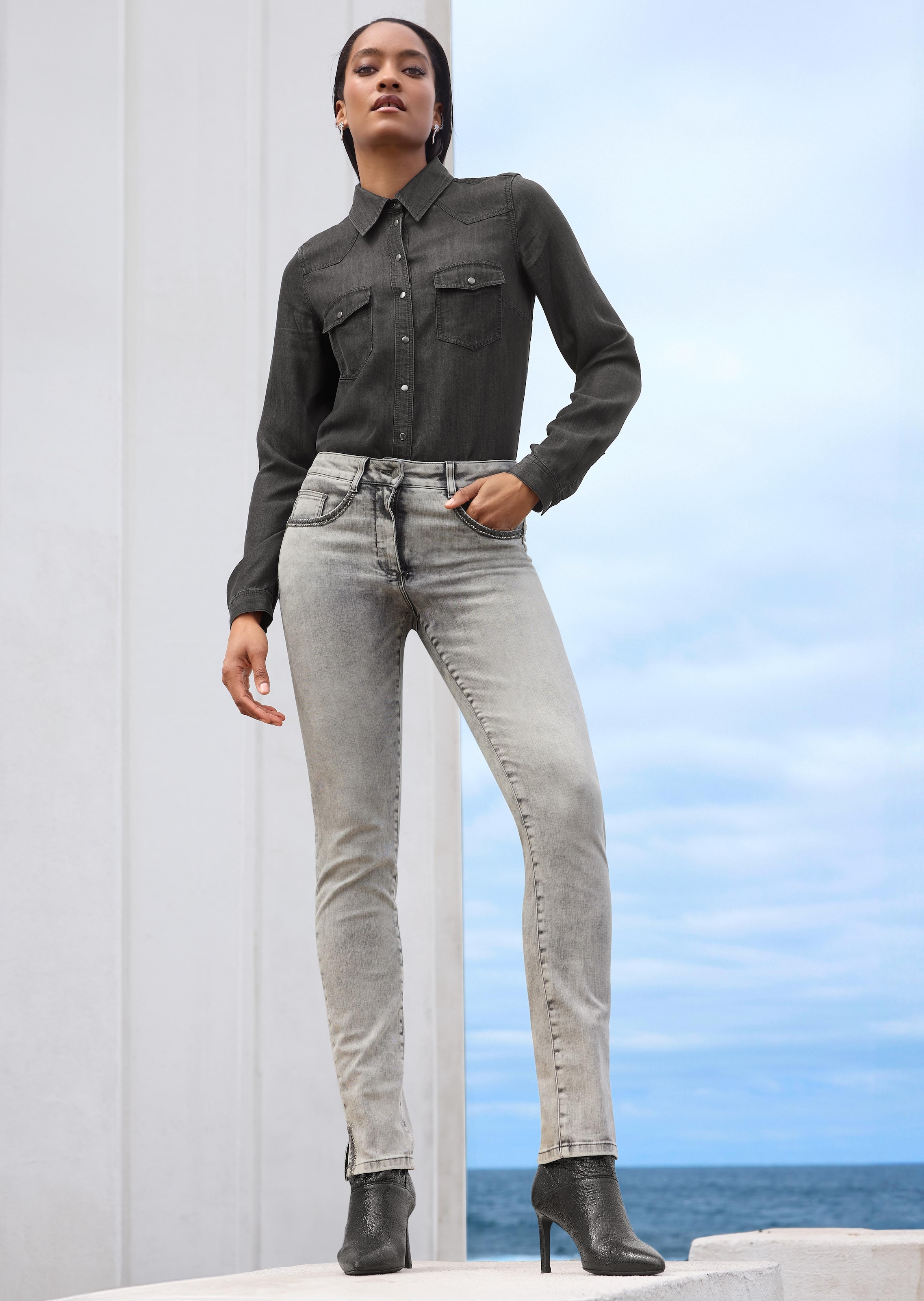 Jean ajusté avec strass et broderie