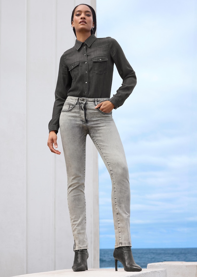 Jean ajusté avec strass et broderie