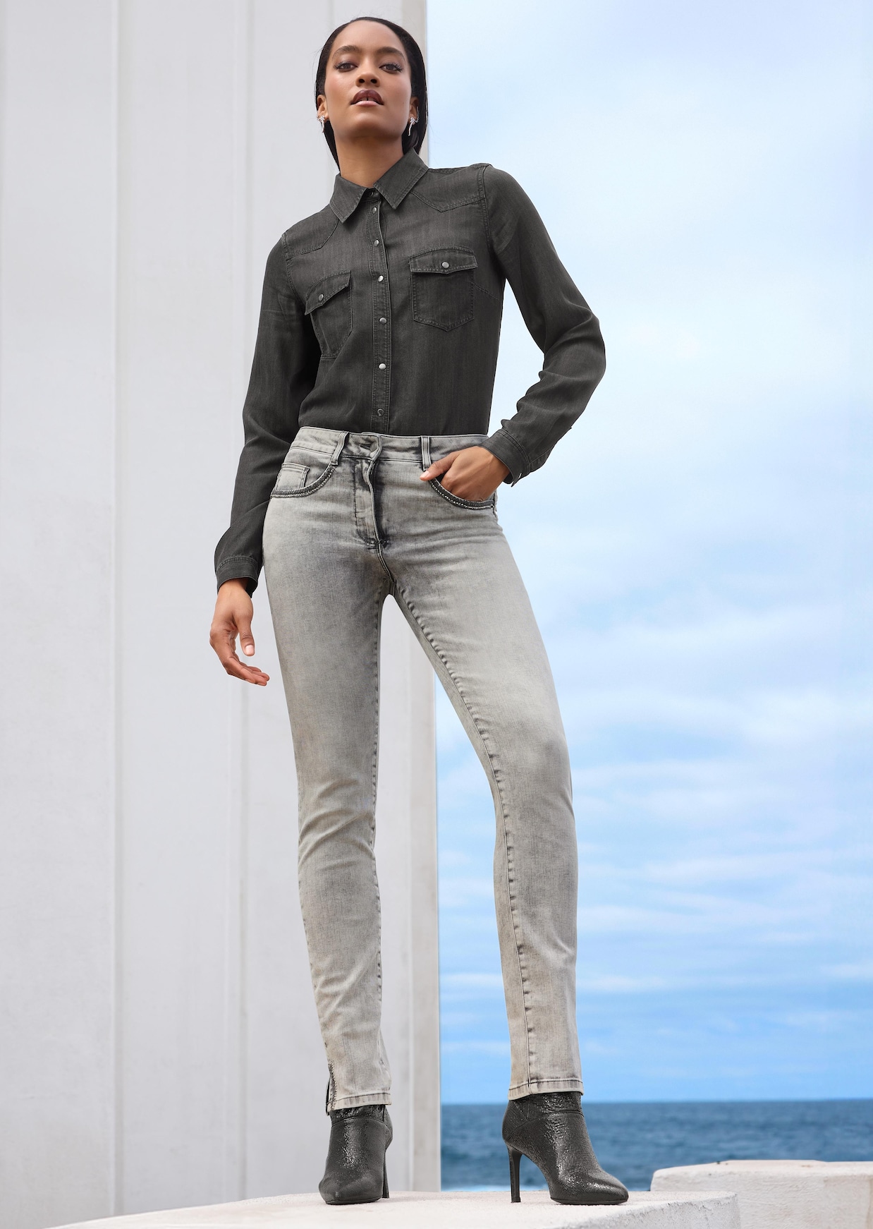 Jean ajusté avec strass et broderie
