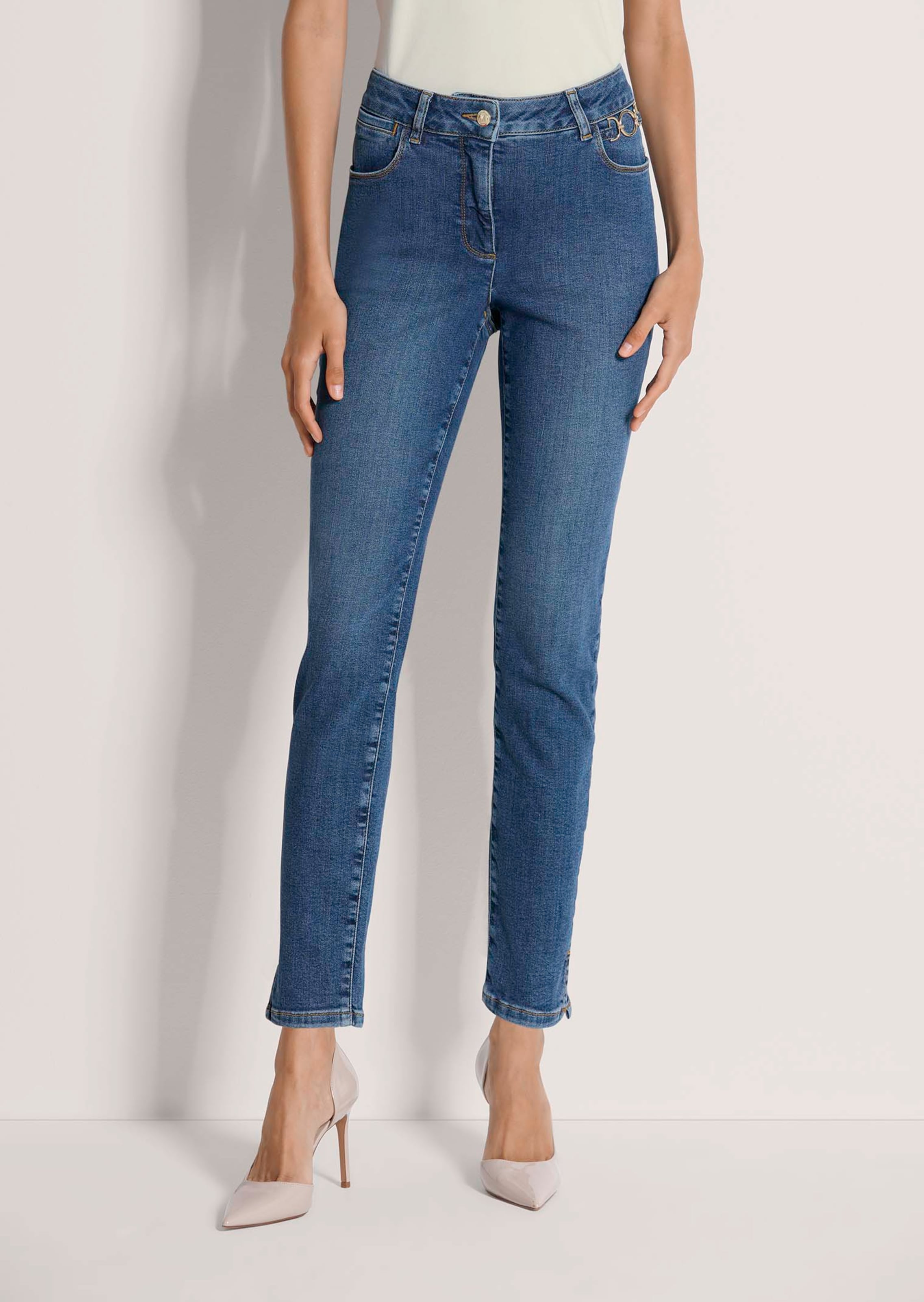 Modische Slim-Jeans mit Kettendekoration
