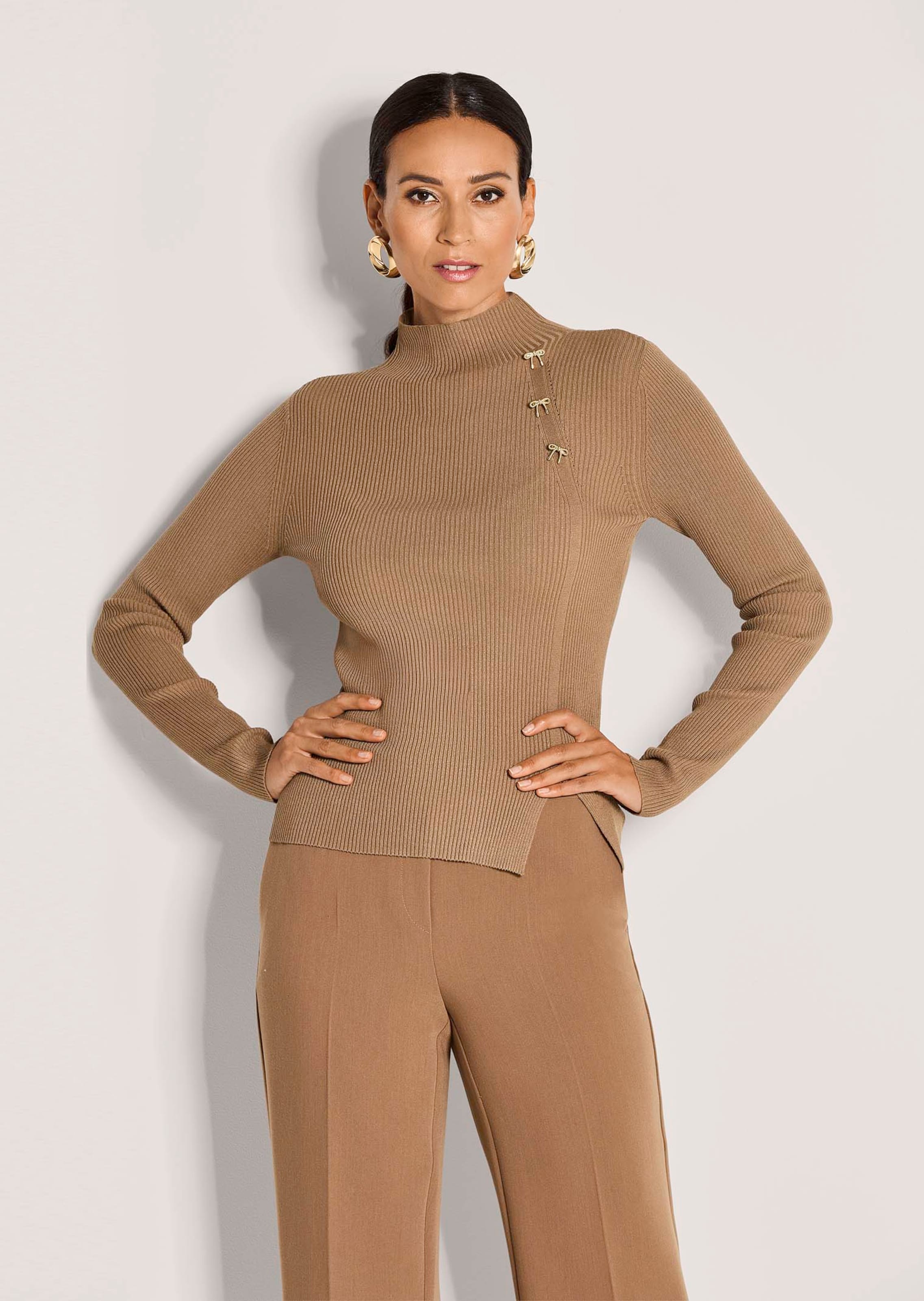 Rippstrick-Pullover mit abnehmbaren Broschen