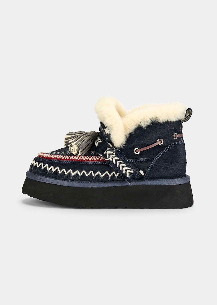 Kuschelige Boots mit Boho-Stickerei