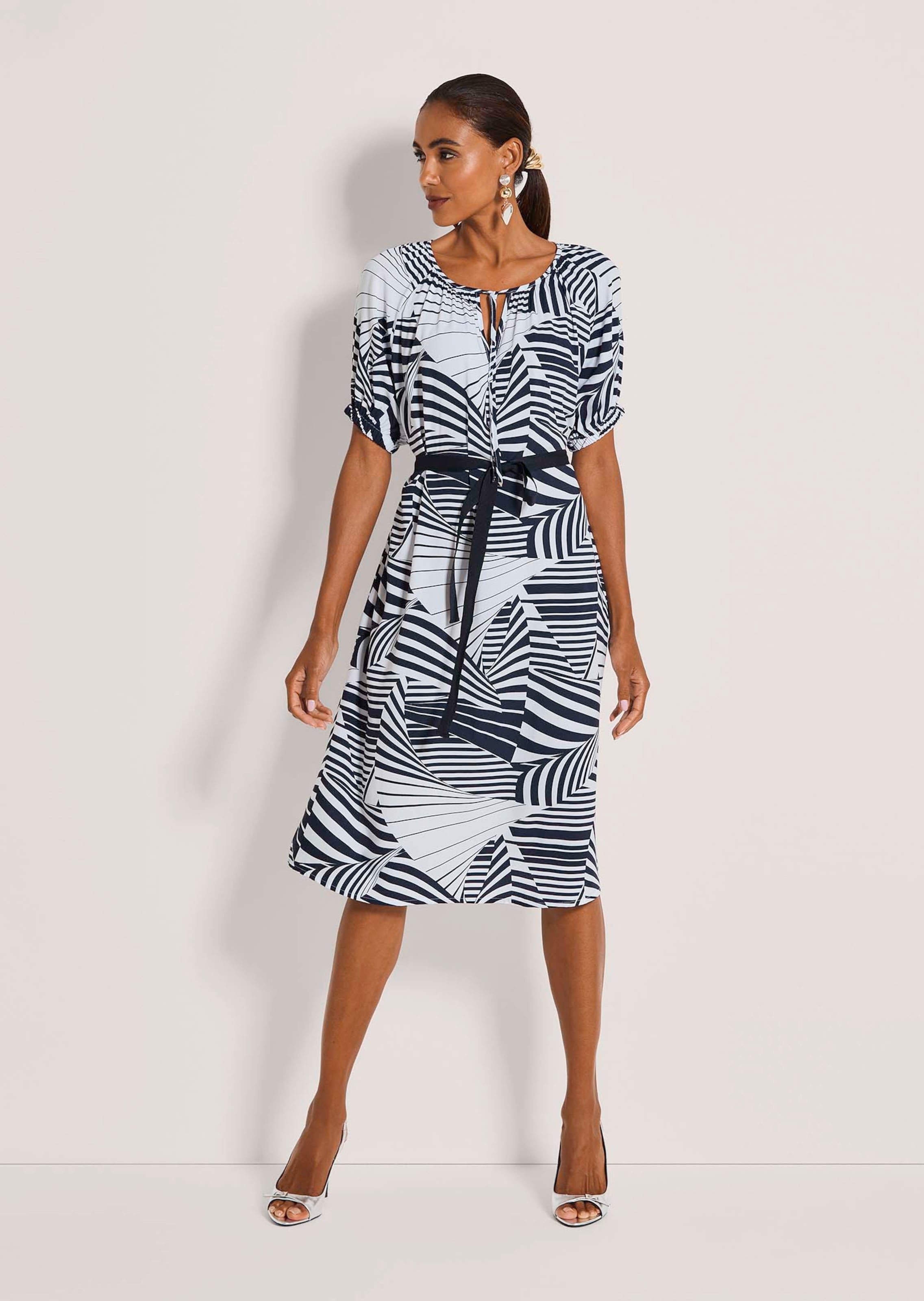 Sommerkleid in A-Linie mit Grafikprint
