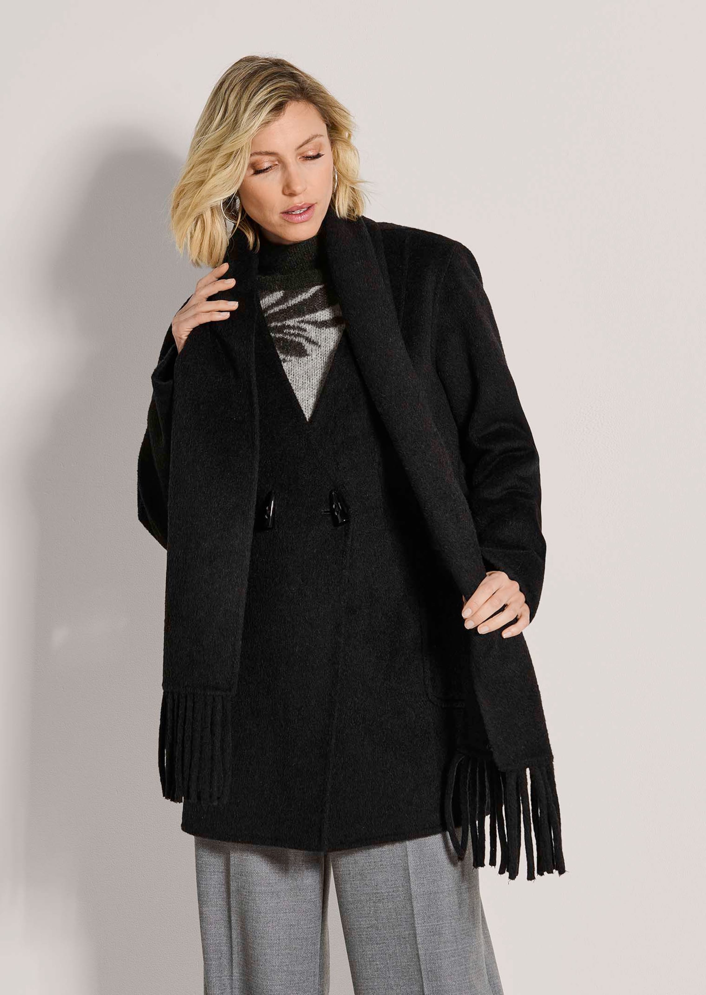 Double-faced coat with a detachable scarf