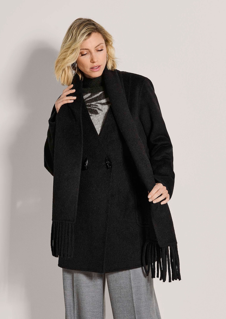 Double-faced coat with a detachable scarf