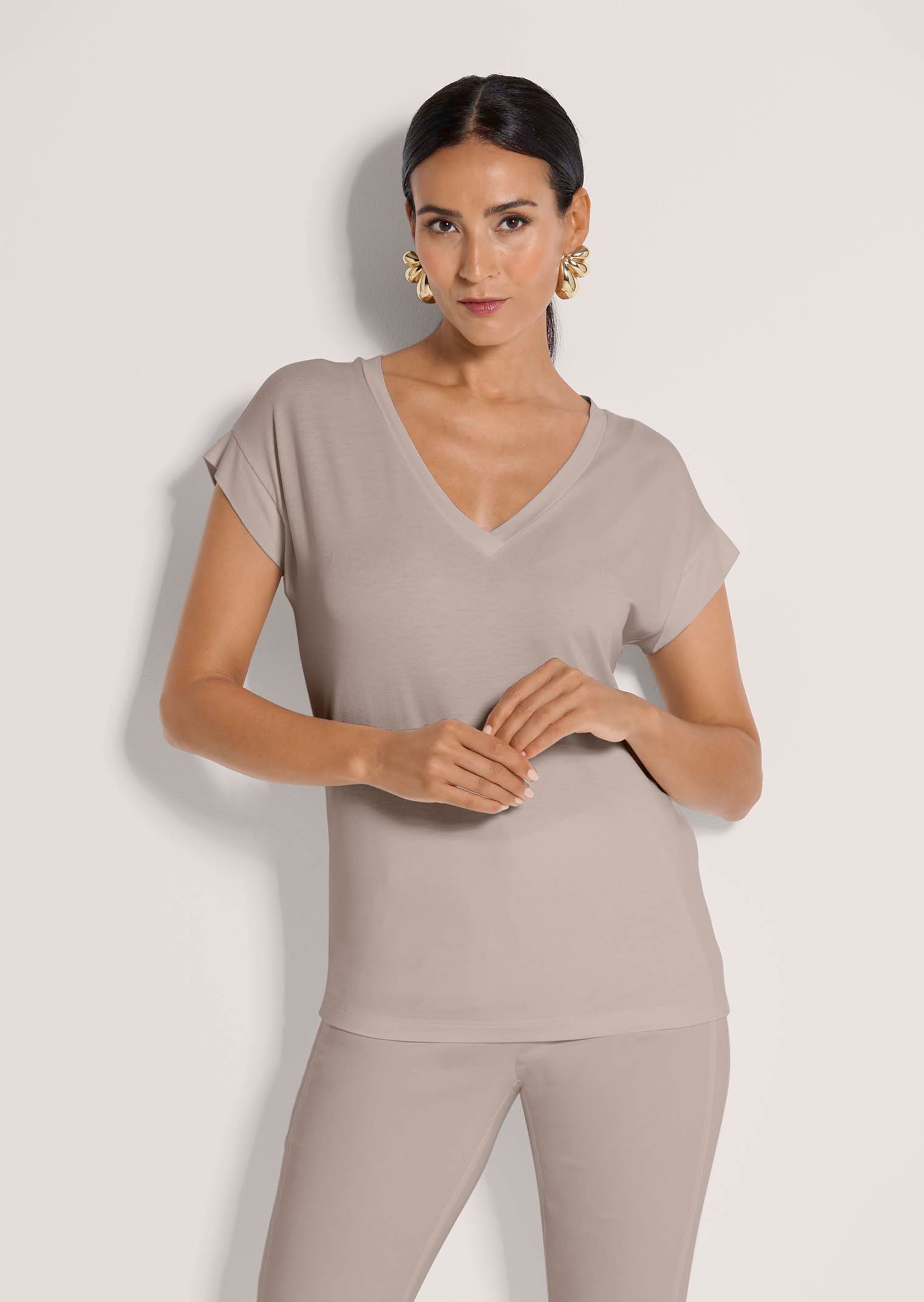 Legeres Shirt mit V-Ausschnitt
