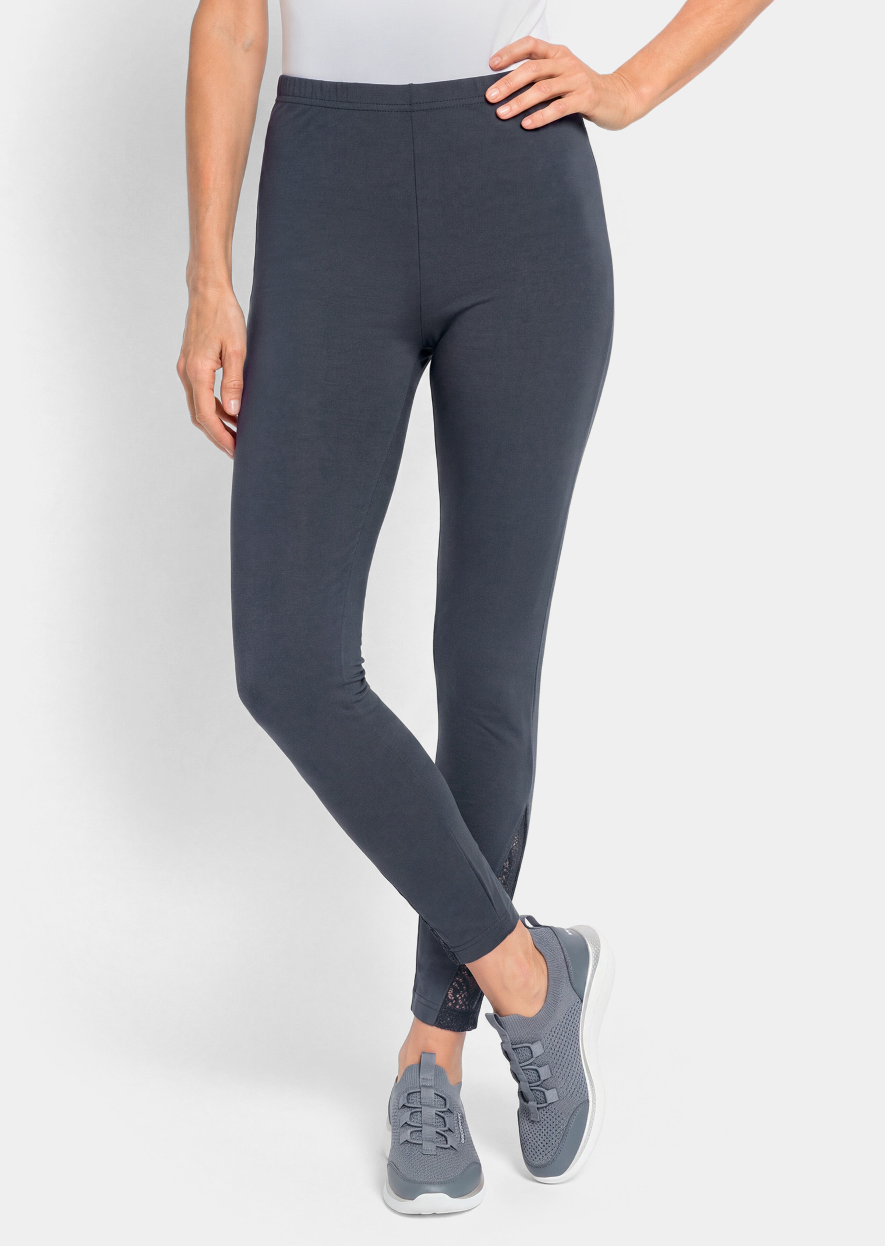 Leggingsit pitsisomisteilla