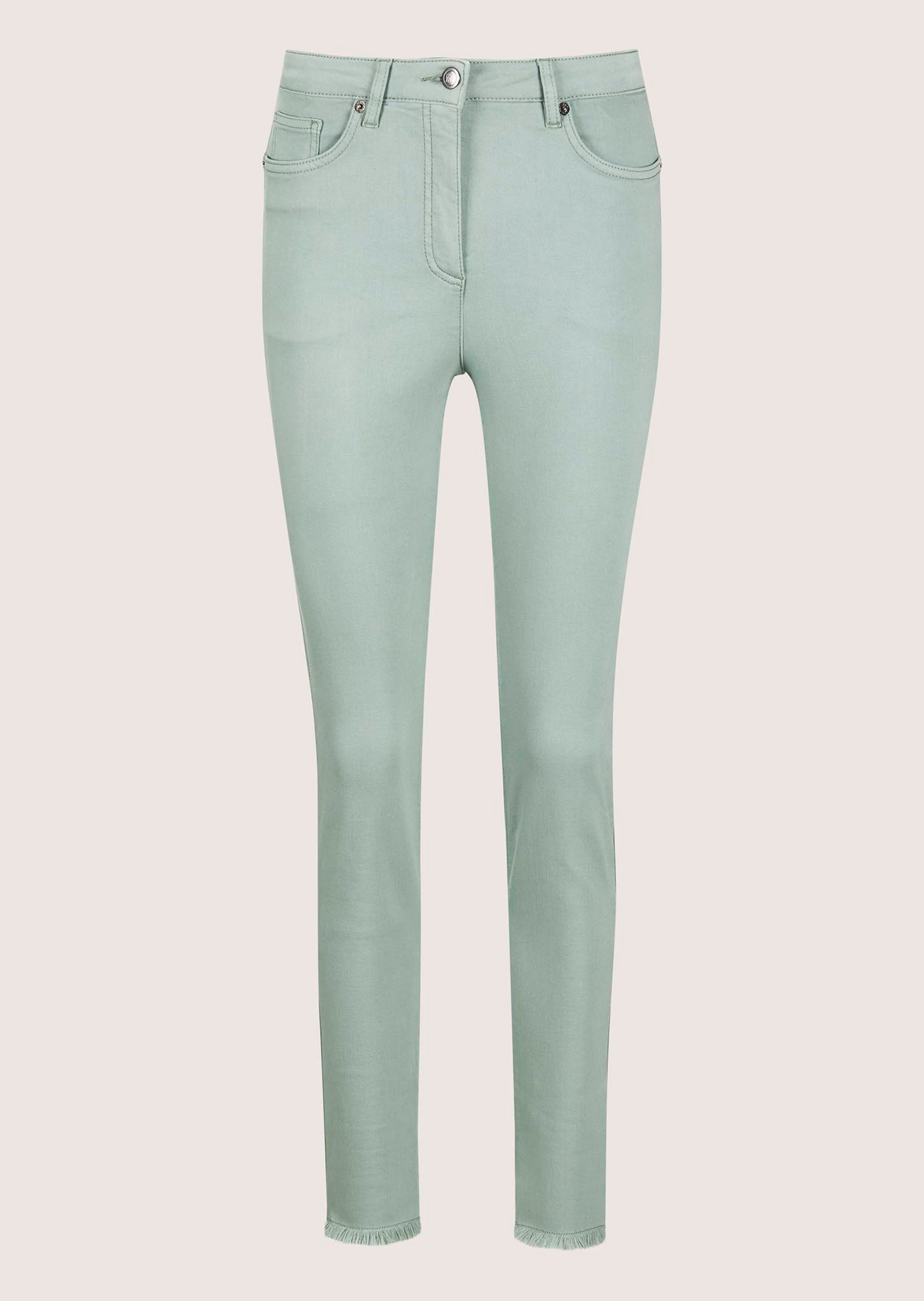 Jeans with fine fringing at the bottom of the legs