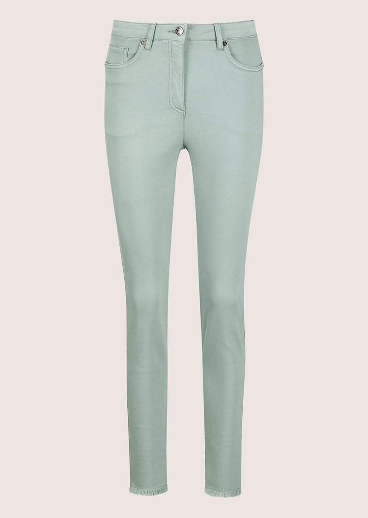 Jeans with fine fringing at the bottom of the legs