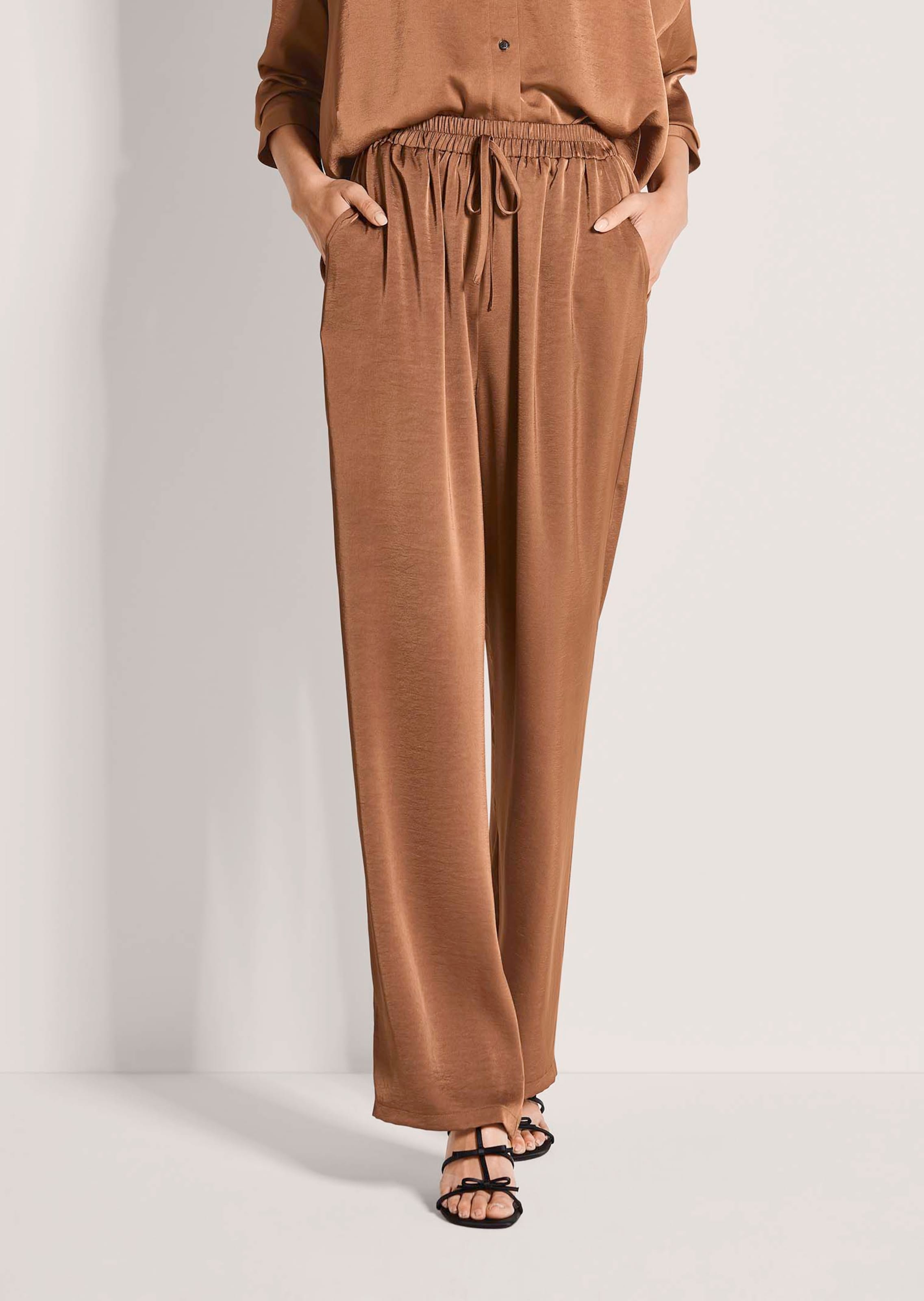 Satinhose mit weitem Bein