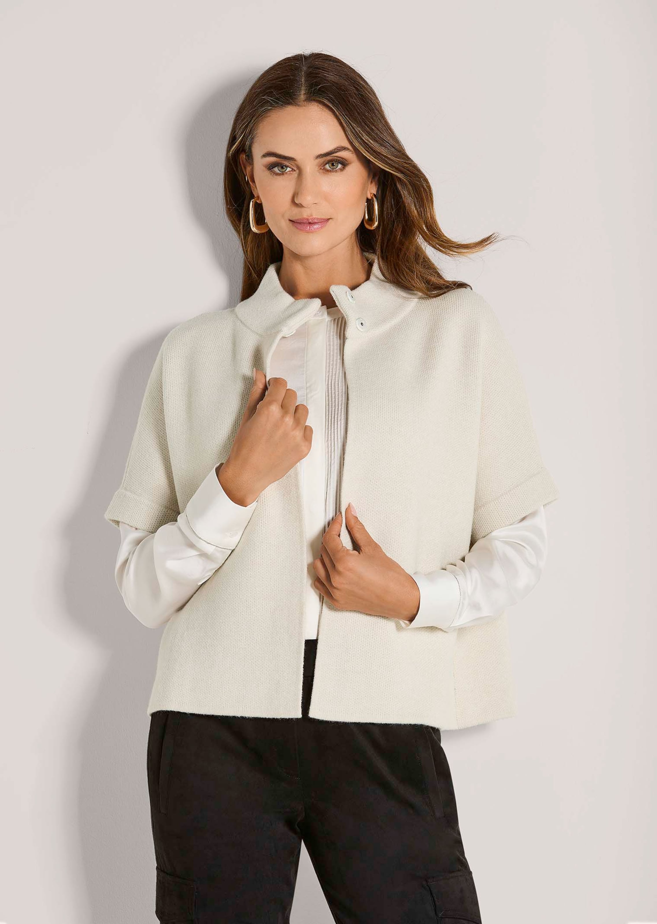 Kurze Strickjacke in Cape-Form