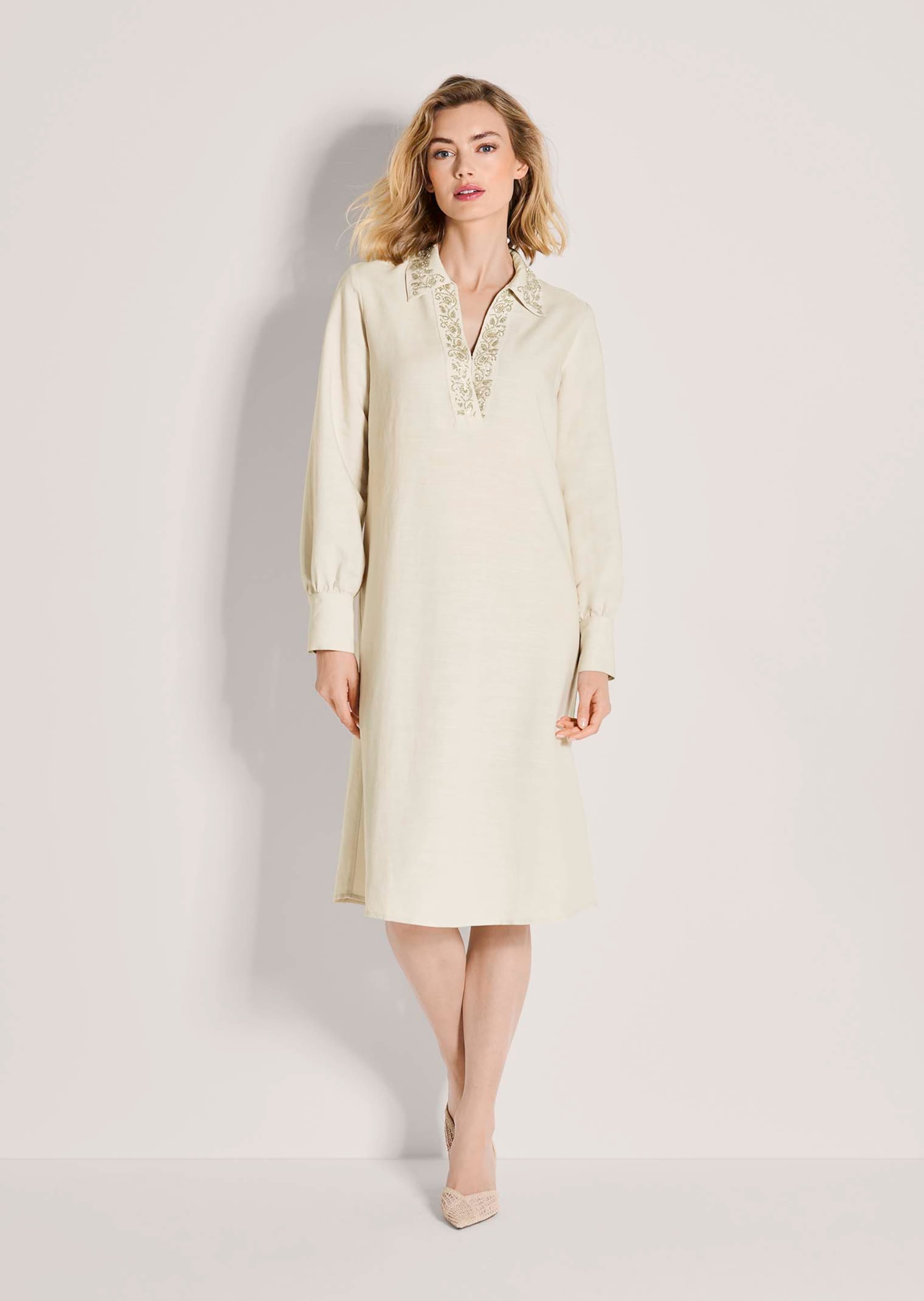 Sommerkleid mit verziertem V-Ausschnitt