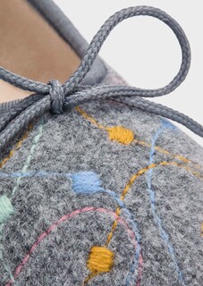 Pantoffels met delicaat borduurwerk thumbnail 3
