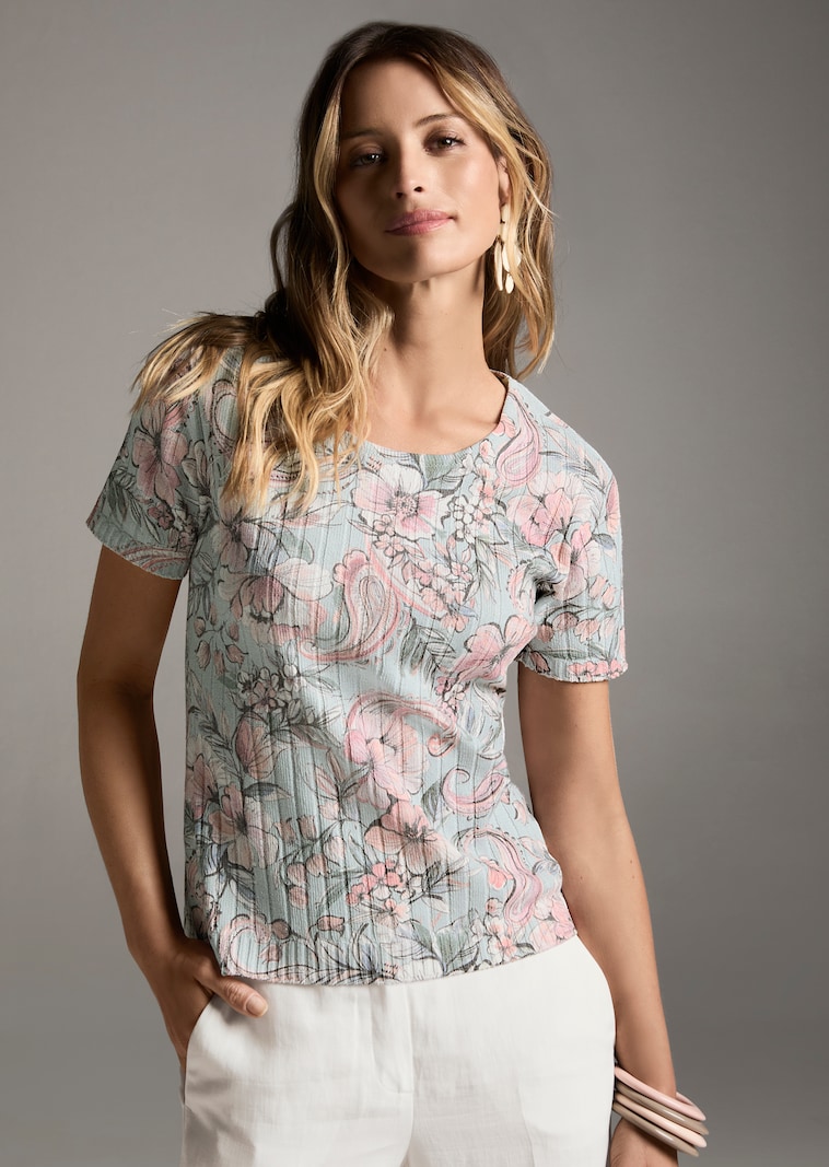 Sommerlicher Pullover mit Blumenmuster