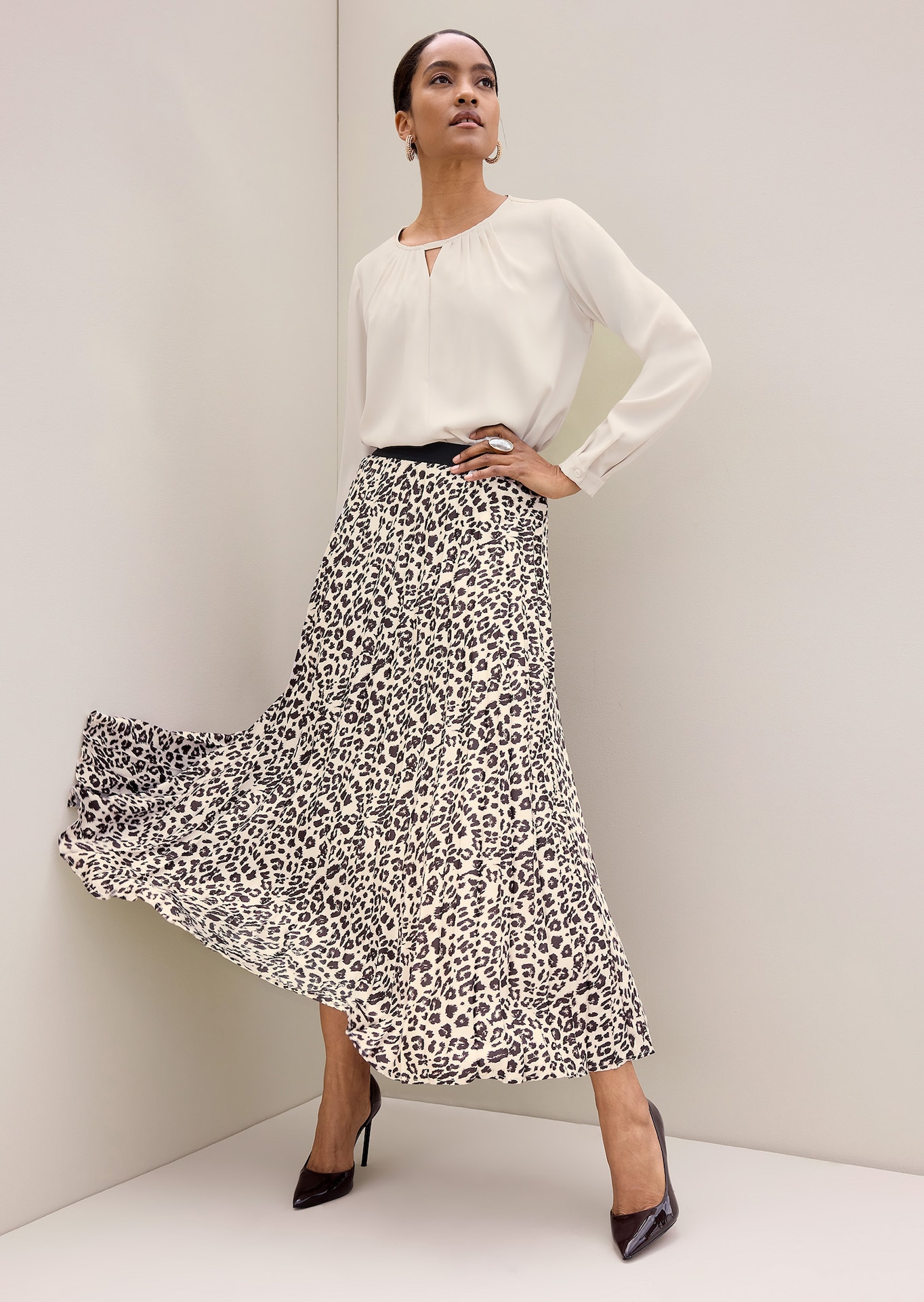 Pleated skirt with leopard print