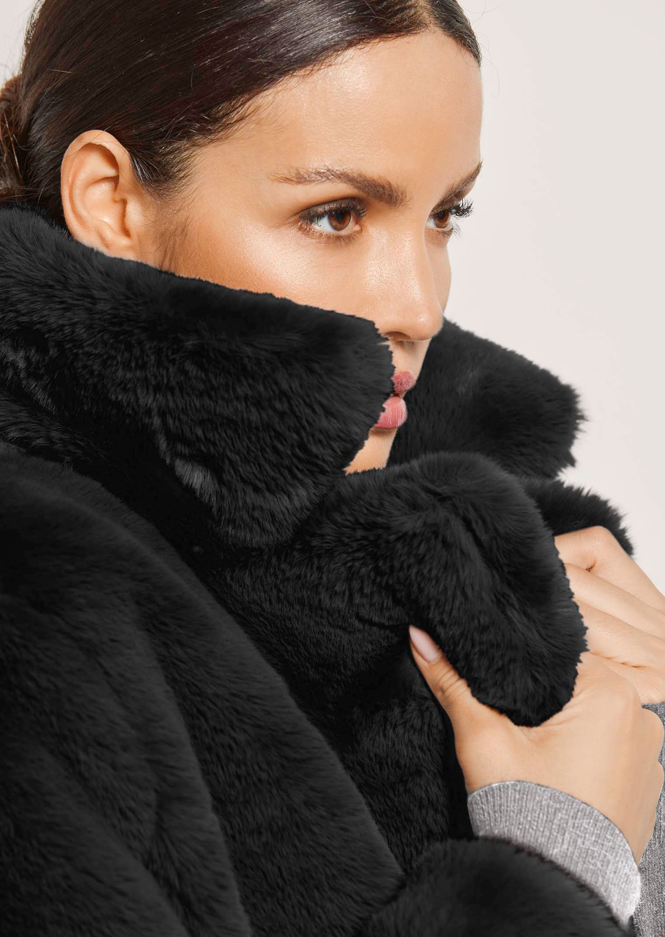 Manteau long en fausse fourrure thumbnail 6