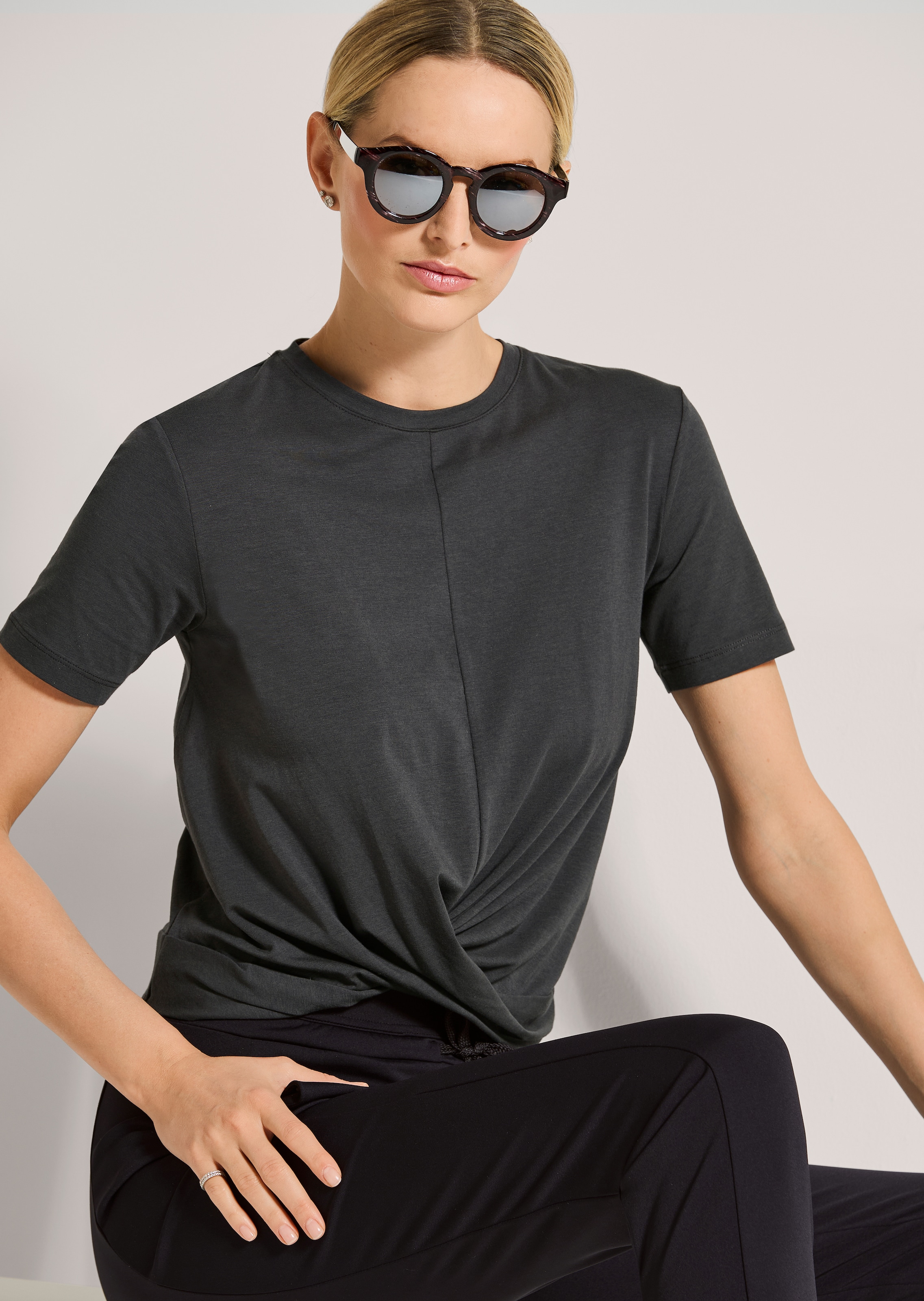 Feminines Sportshirt mit Wickeloptik