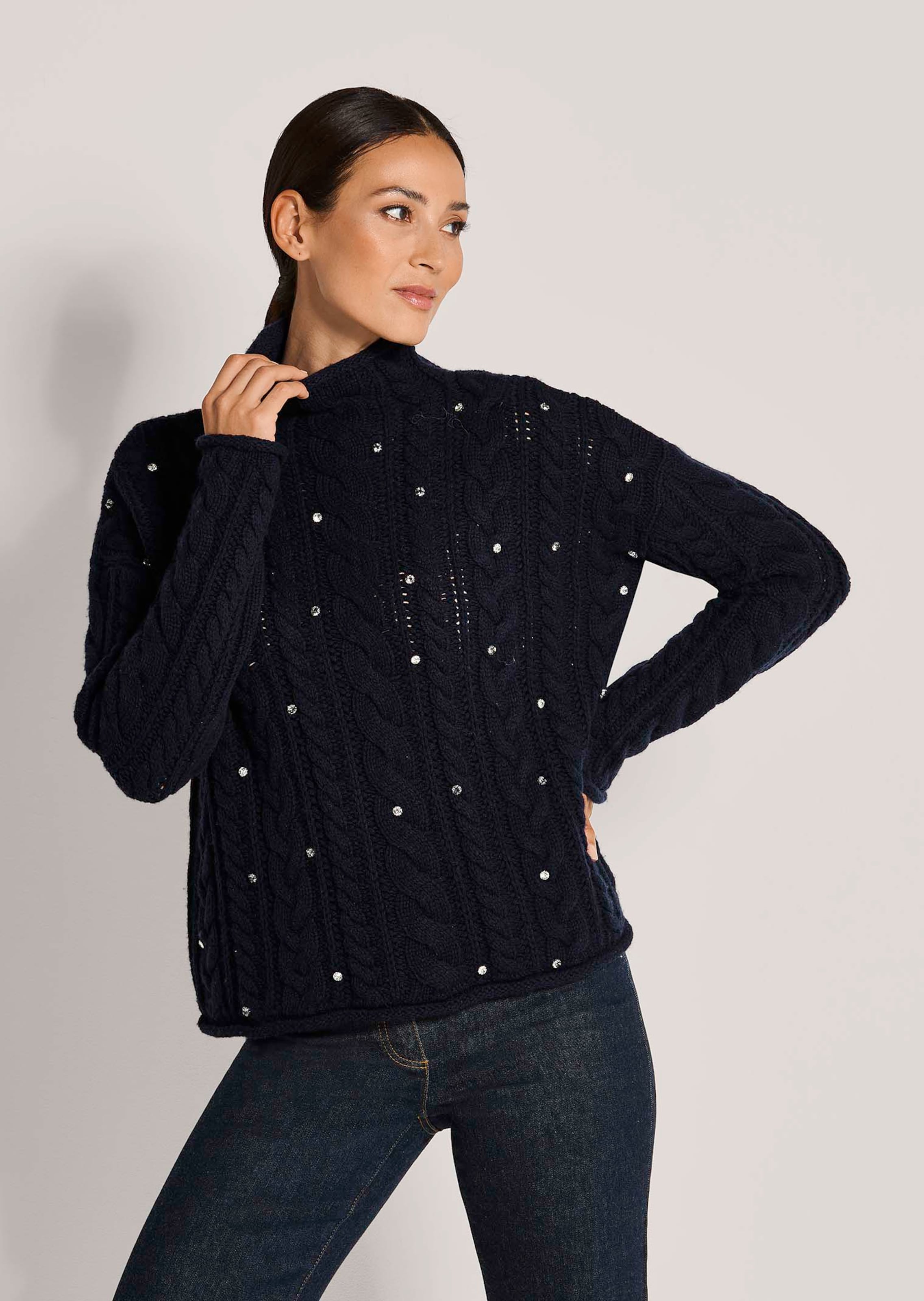 Pullover met opstaande kraag en strassteentjes