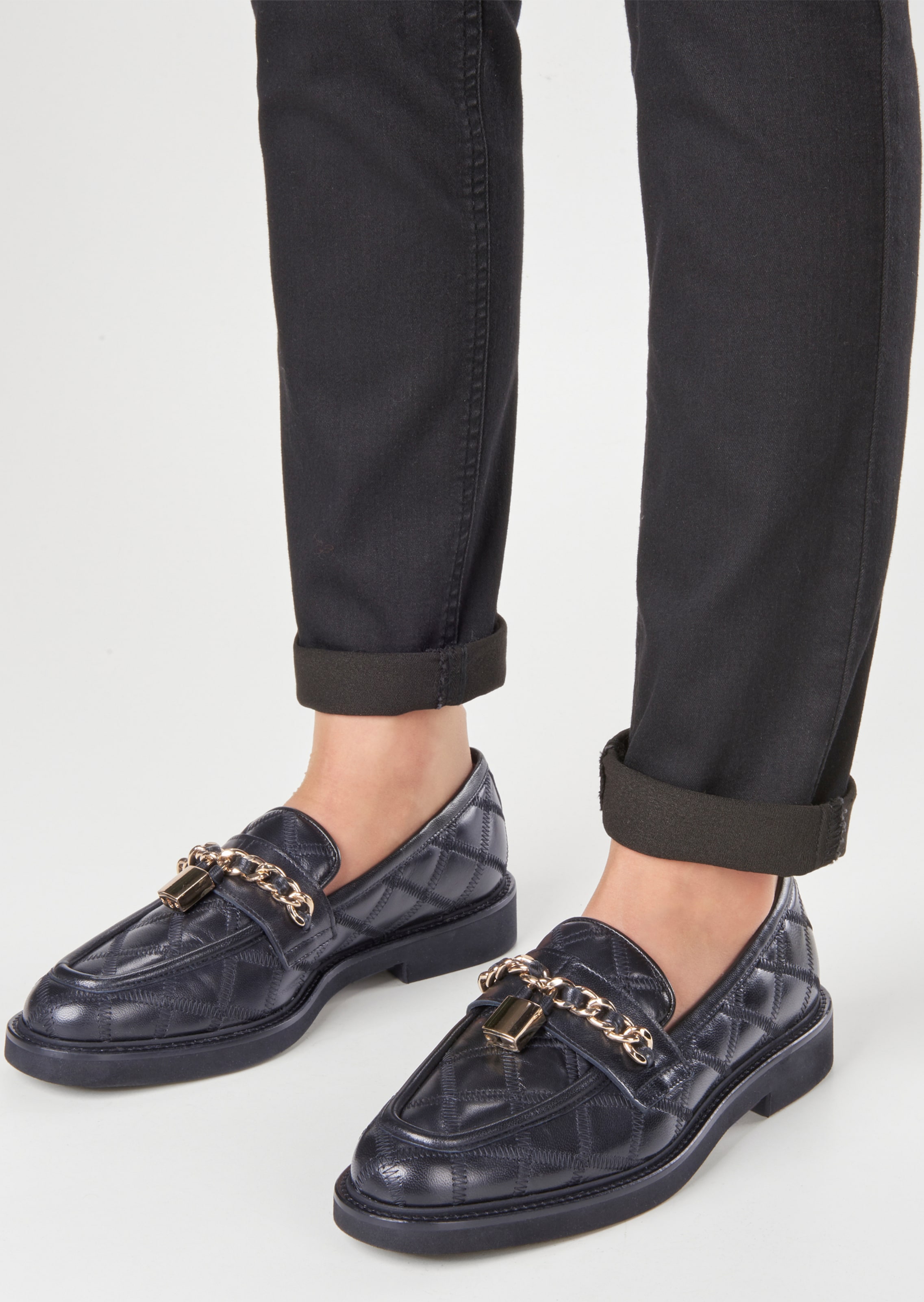 Gesteppte Leder-Slipper mit Zierkette
