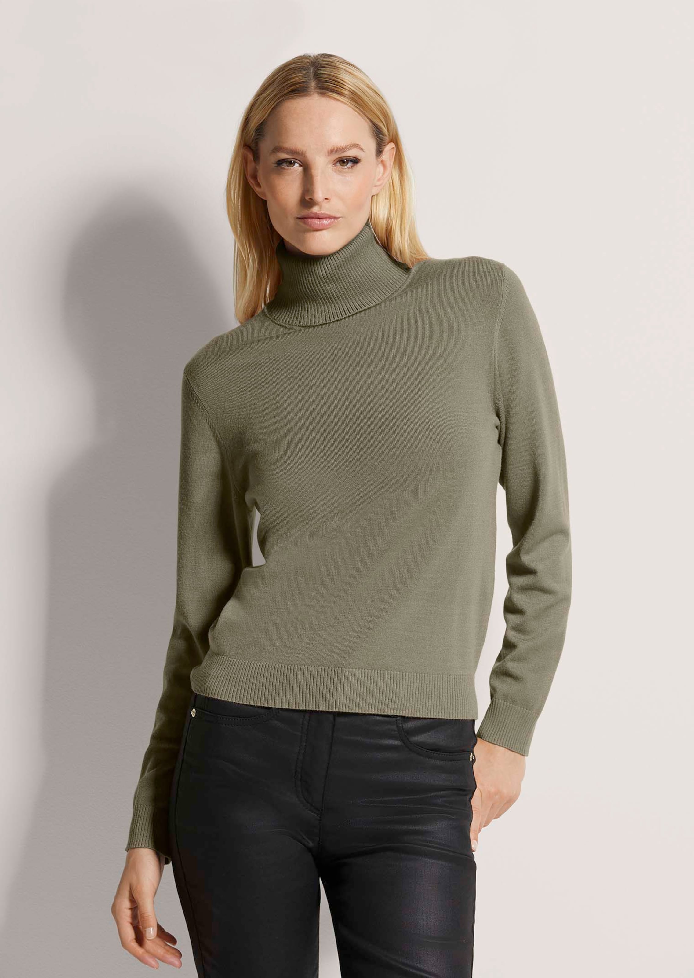 Figurnaher Feinstrickpullover
