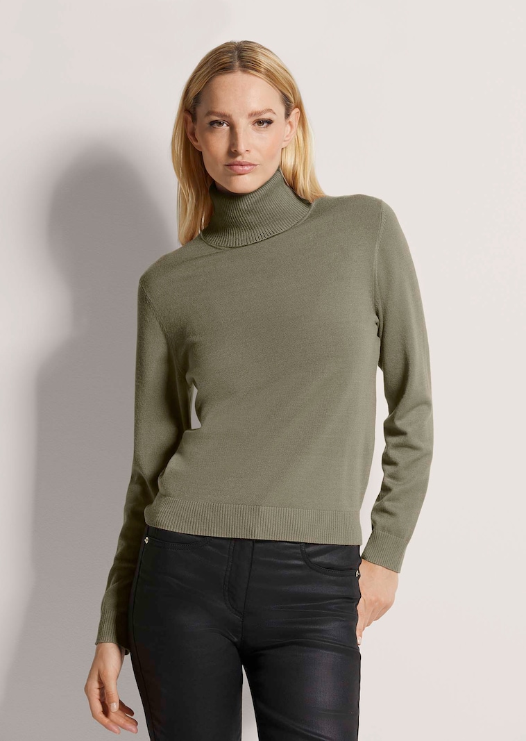 Figurnaher Feinstrickpullover