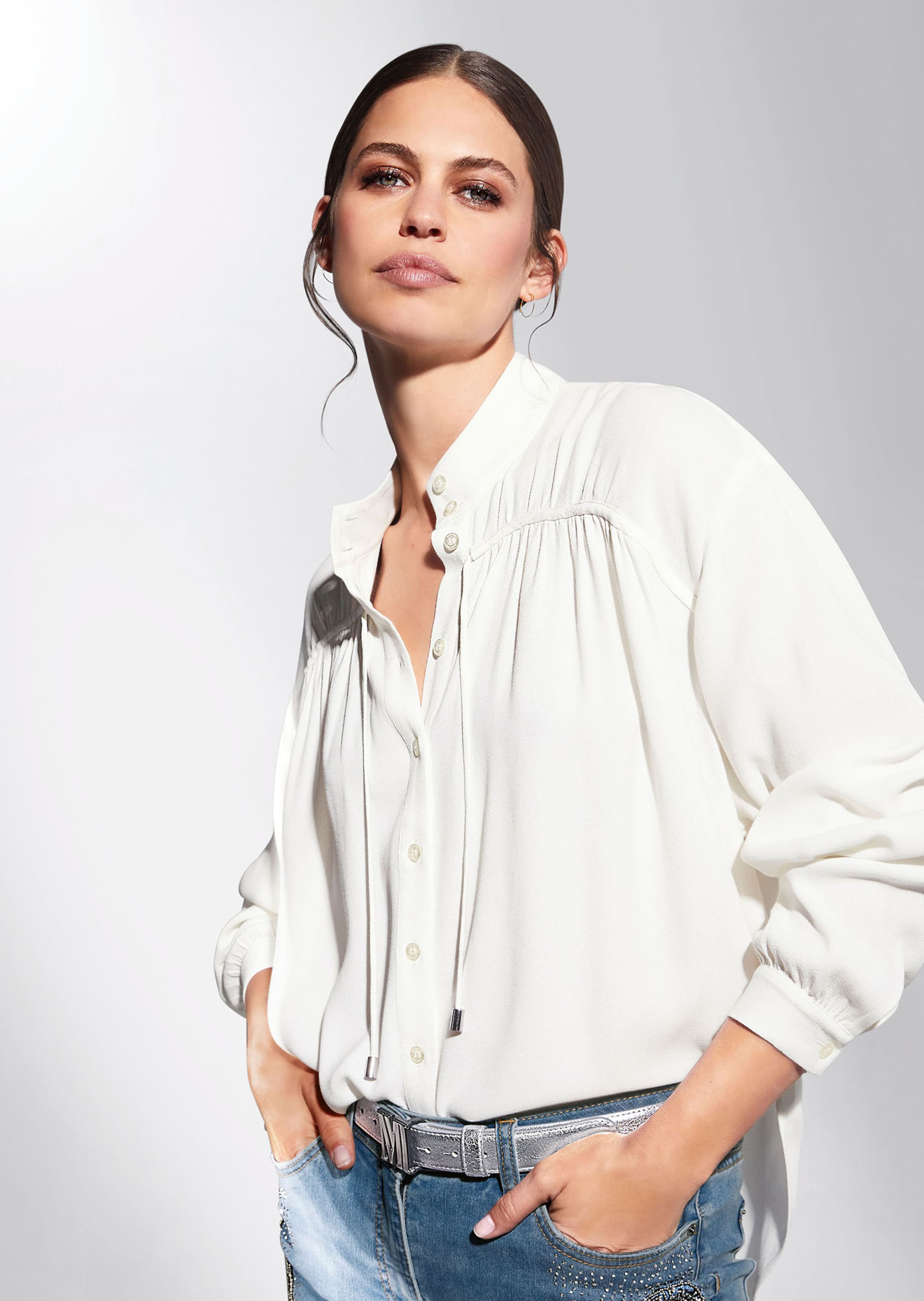 Stehkragen-Bluse mit raffiniertem Extra