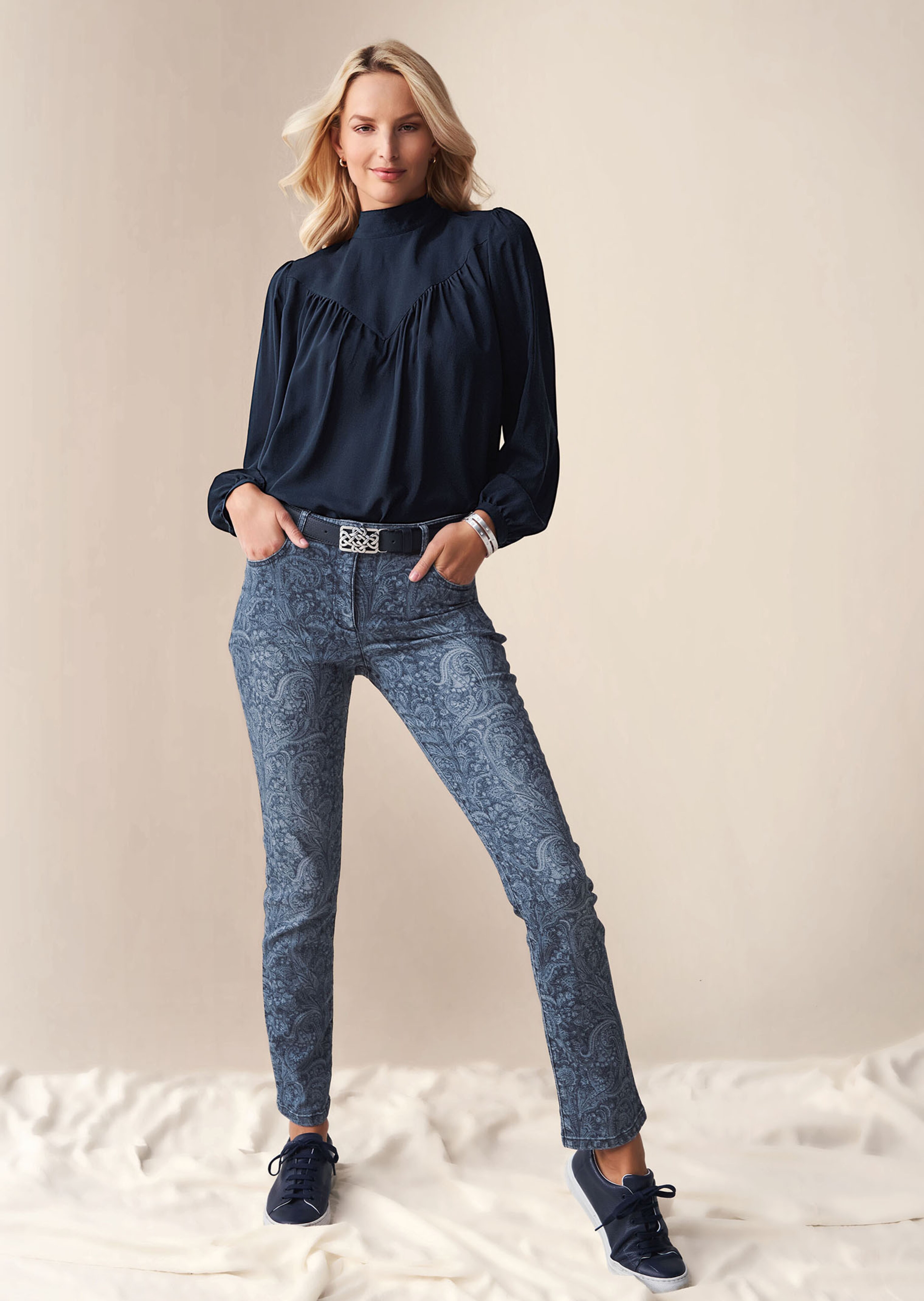 Bluse mit Stehkragen und Rüschen-Effekt