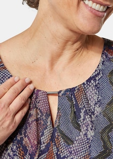 Druckbluse mit raffinierter Ausschnittlösung thumbnail 5